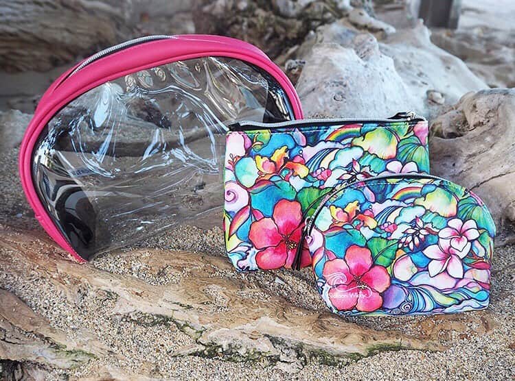のインスタグラム：「🌺 完売しておりましたIsland Styleのアートがモチーフになった3点セットポーチ再入荷しました😍🌴 ・ ポーチが3つで3,000円😳💓 衝撃プライスで大人気！ しかも本当に使いやすい✨ ・ ギフトにもおすすめです🧡 ・ 今夜1:59まで #楽天 サイトでお買い物マラソンセールを開催中！ ・ しかも今日は特別に☺️ 3,000円以上お買い上げで使える特別クーポンも配布中💙 ・ さらにポイントも20倍になっちゃいます🌈 ・ ぜひお見逃しなく👏💕 @laleia_official  @colleenwilcoxgallery_jp  #colleenwilcox#art#hawaii#aloha#surf#beach#laleia#ハワイ#フォトジェニック#インスタ映え#インスタ女子#アロハ#ビーチ#海を感じる雑貨#ラレイア#アート#ビーチガール#サーフスタイル#大人カジュアル#旅行#トラベラー#タビジョ#ポーチ#楽天#コリーンウィルコックス」