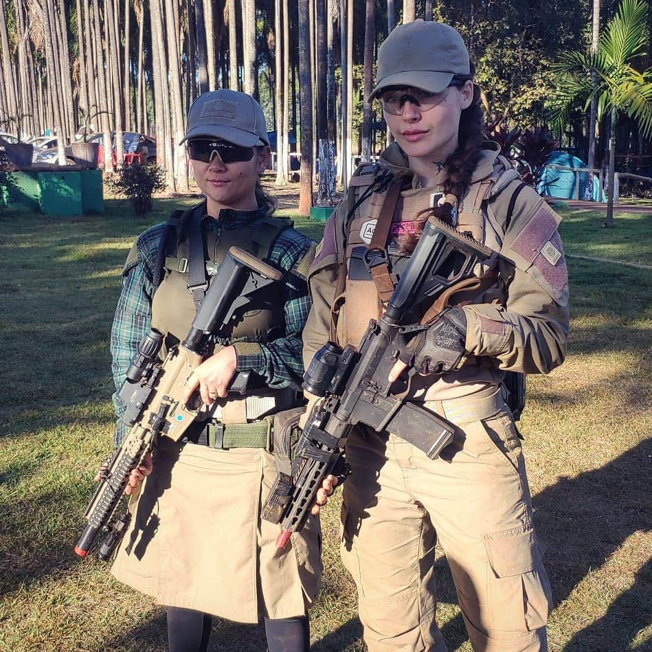 Anna Vargasさんのインスタグラム写真 - (Anna VargasInstagram)「O melhor dos eventos de airsoft são as amizades que a gente faz. Reencontrar velhos amigos, conhecer gente nova... Cada evento é marcante por isso. A Carcará foi incrível! Vou fazer várias publicações falando dela ainda, mas queria começar mostrando algumas das muitas fotos que fiz com essa galera. 🖤🥰 . ⬇️⬇️YouTube Channel ⬇️⬇️ Myst & Hard [link on my profile] --------------------------------------------------- 🤝PARCEIROS: 🛒Loja: @companystoreac www.storeac.com.br 🚨Use o cupom MYST e ganhe 5% off nas compras na loja! 💀Equipamento Tático: @511tacticalbrasil www.511tactical.com.br ⚪ Munição: @spartanairsoftmunition www.spartanairsoft.com.br 🎥 Câmeras: @scopecam www.scopecam.com.br Patches: @1ciadistintivos ---------------------------------------------------- . #airsoft #myst #airsoftgirl #airsofter #airsofting #modify #slaydies #airsoftwoman #airsoftgame #airsoftlife #airsoftworld #airsoftbrasil #airsoftphoto #airsoftobsessed #airsoftporn #airsoftoperator #tacticalshit #tactical #tacticool #multicam #military #milsim #gunsandgirls #airsoftlove #airsoftnation #airsoftcomunity」6月25日 22時51分 - myst.shots