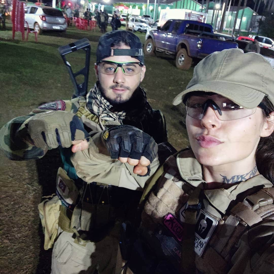 Anna Vargasさんのインスタグラム写真 - (Anna VargasInstagram)「O melhor dos eventos de airsoft são as amizades que a gente faz. Reencontrar velhos amigos, conhecer gente nova... Cada evento é marcante por isso. A Carcará foi incrível! Vou fazer várias publicações falando dela ainda, mas queria começar mostrando algumas das muitas fotos que fiz com essa galera. 🖤🥰 . ⬇️⬇️YouTube Channel ⬇️⬇️ Myst & Hard [link on my profile] --------------------------------------------------- 🤝PARCEIROS: 🛒Loja: @companystoreac www.storeac.com.br 🚨Use o cupom MYST e ganhe 5% off nas compras na loja! 💀Equipamento Tático: @511tacticalbrasil www.511tactical.com.br ⚪ Munição: @spartanairsoftmunition www.spartanairsoft.com.br 🎥 Câmeras: @scopecam www.scopecam.com.br Patches: @1ciadistintivos ---------------------------------------------------- . #airsoft #myst #airsoftgirl #airsofter #airsofting #modify #slaydies #airsoftwoman #airsoftgame #airsoftlife #airsoftworld #airsoftbrasil #airsoftphoto #airsoftobsessed #airsoftporn #airsoftoperator #tacticalshit #tactical #tacticool #multicam #military #milsim #gunsandgirls #airsoftlove #airsoftnation #airsoftcomunity」6月25日 22時51分 - myst.shots