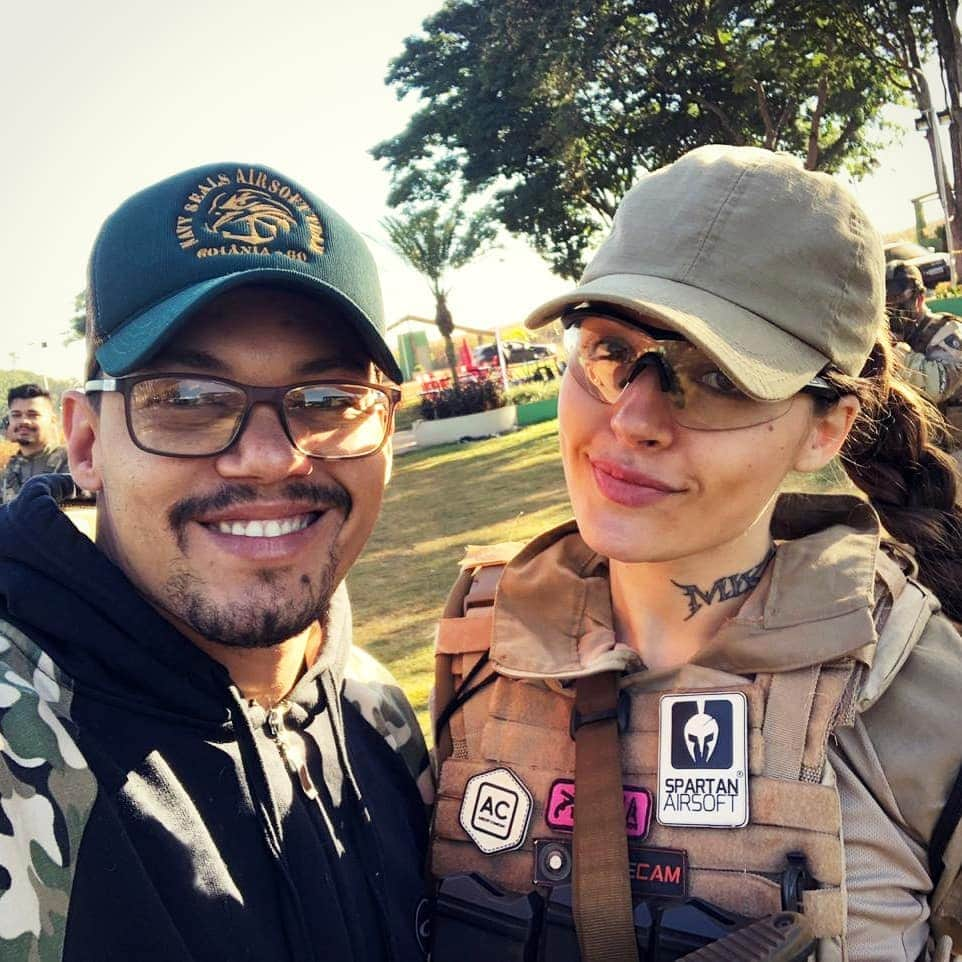 Anna Vargasさんのインスタグラム写真 - (Anna VargasInstagram)「O melhor dos eventos de airsoft são as amizades que a gente faz. Reencontrar velhos amigos, conhecer gente nova... Cada evento é marcante por isso. A Carcará foi incrível! Vou fazer várias publicações falando dela ainda, mas queria começar mostrando algumas das muitas fotos que fiz com essa galera. 🖤🥰 . ⬇️⬇️YouTube Channel ⬇️⬇️ Myst & Hard [link on my profile] --------------------------------------------------- 🤝PARCEIROS: 🛒Loja: @companystoreac www.storeac.com.br 🚨Use o cupom MYST e ganhe 5% off nas compras na loja! 💀Equipamento Tático: @511tacticalbrasil www.511tactical.com.br ⚪ Munição: @spartanairsoftmunition www.spartanairsoft.com.br 🎥 Câmeras: @scopecam www.scopecam.com.br Patches: @1ciadistintivos ---------------------------------------------------- . #airsoft #myst #airsoftgirl #airsofter #airsofting #modify #slaydies #airsoftwoman #airsoftgame #airsoftlife #airsoftworld #airsoftbrasil #airsoftphoto #airsoftobsessed #airsoftporn #airsoftoperator #tacticalshit #tactical #tacticool #multicam #military #milsim #gunsandgirls #airsoftlove #airsoftnation #airsoftcomunity」6月25日 22時51分 - myst.shots