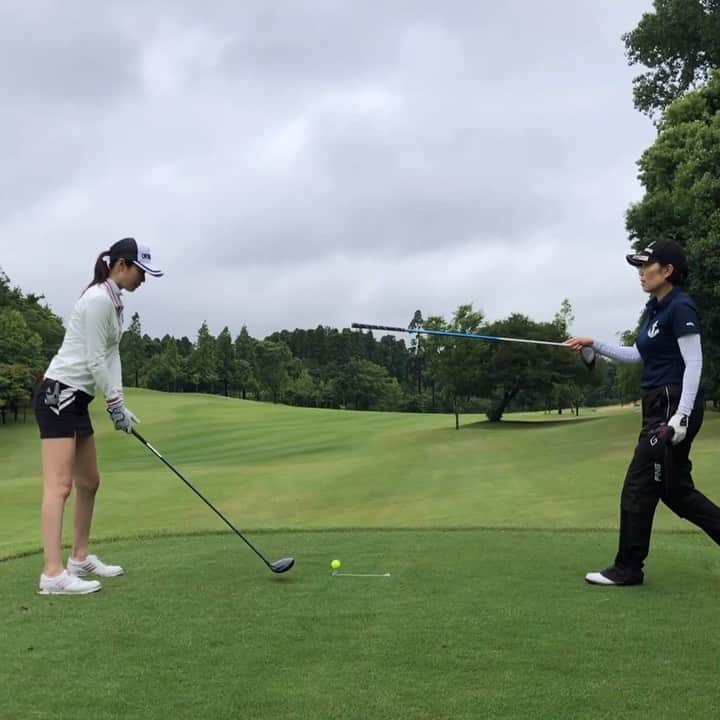 のインスタグラム：「昨日は雨の中、西川みさとプロとラウンドさせてもらいました☺️⛳️🏌️‍♀️💓 少し前から、飛距離を伸ばしたくてグリップの持ち方をフックグリップに変えました😊 そしたら球が左にばかり行ってしまって😢体を回さなきゃって思って、体が上に伸び上がるスイングになってしまったようです😭←【3枚目】 －－－－－－－－－－ みさとプロ曰く、頭の上スレスレに剣山があって頭をあげると血だらけになるから絶対に伸び上がっちゃダメだよ🙅‍♀️⚠️とイメージを言って頂きました❣️😊(最初はシャフトや天井だったのに剣山になりました🤣)分かりやすい❣️そのままの頭の位置でお腹の筋肉をぎゅーと捻り絞って(膝もついてきて)腰を回転させて肘をわき腹に落としていく感じで❣️との事😊やっぱり体幹なんだな🤔(ピラティスのイントラなのにしっかりして！と自分に言い聞かせる😅) 【1枚目】では上手く出来てないですが、【2枚目】は練習場行ってひたすらそのイメージでやってみたらすごくいい感じでした💓 パターもアプローチも教えてもらってラウンド中にプロのミラクルショットもたくさん見れて終始感動してました🥺🙏❤️ 【3枚目】最近の傾向はこんな感じでした！トップも多いし、球が左に引っ掛けばかり、たまにシャンク！ダメスイング🙅‍♀️ 【4枚目】あひるさんたちがよちよち横断してて可愛いすぎた❤️千葉バーディーは飼ってるらしく、えさをあげるから人に慣れてるそう❣️最後のフレームアウトがシュールで可愛い😍笑」
