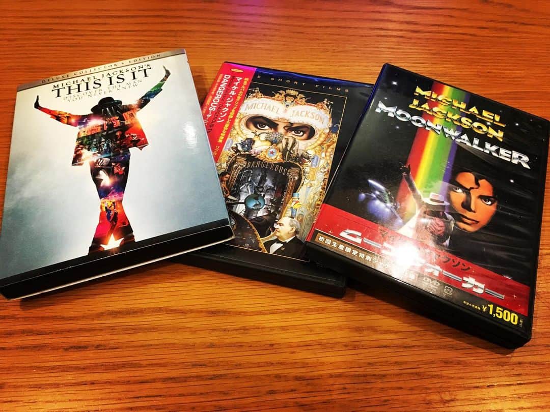 佐藤智美のインスタグラム：「昨夜からケーブルTVでマイケル関連の番組を観まくり… (※DVD📀も持ってるのに💦) マイケルは永遠である……✨✨ #マイケルジャクソン命日  #マイケルジャクソン」