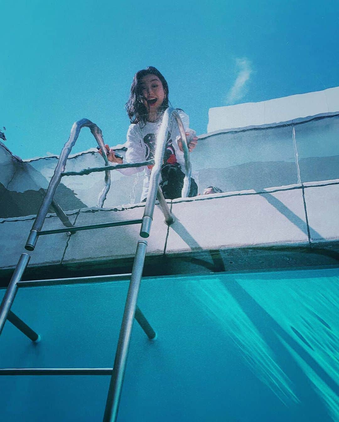 まりゑさんのインスタグラム写真 - (まりゑInstagram)「in the pool  #21世紀美術館  #金沢 #まりゑ #水面に揺れて #破顔 #まりゑ広告tシャツ #ロンT #バブリーreiwatシャツ」6月25日 22時53分 - manmarumarie