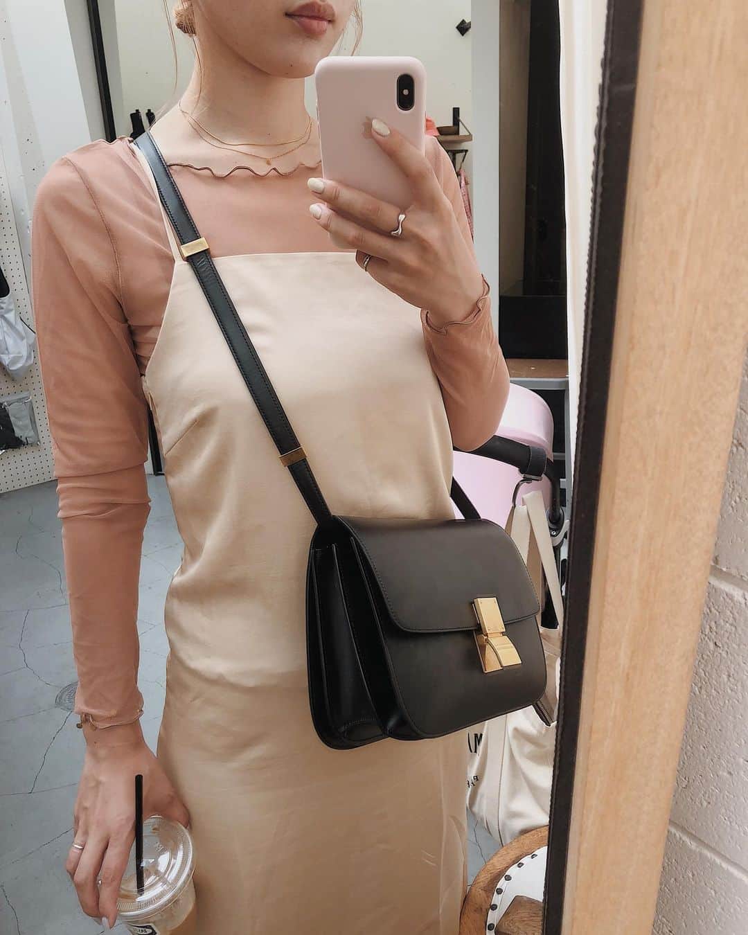 目見田早弥子のインスタグラム：「| me 🦢 今日は暑かったですね〜⌇⌇ ピアスは付け忘れるしサングラスも忘れるし、 子連れあるある...？ 子供のことに必死で、家を出てから気がつく👶🏻...」