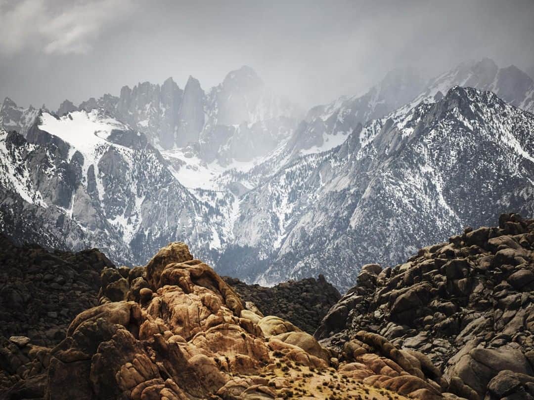 Fujifilm UKさんのインスタグラム写真 - (Fujifilm UKInstagram)「FEATURED PHOTOGRAPHER OF THE WEEK “Alabama Hills, California.  An incredible landscape where snow-capped mountains meet the desert.  The area is also a popular filming location and this is reflected in location names like 'Lone Ranger Canyon'.” – @fm_doyle with the FUJIFILM GFX 50S.  GFX 50S | GF100-200mmF5.6 | F5.6 | ISO 200 | 1/2000 sec  #Fujifilmx_uk #Fujifilm #GFX」6月25日 23時00分 - fujifilmuk