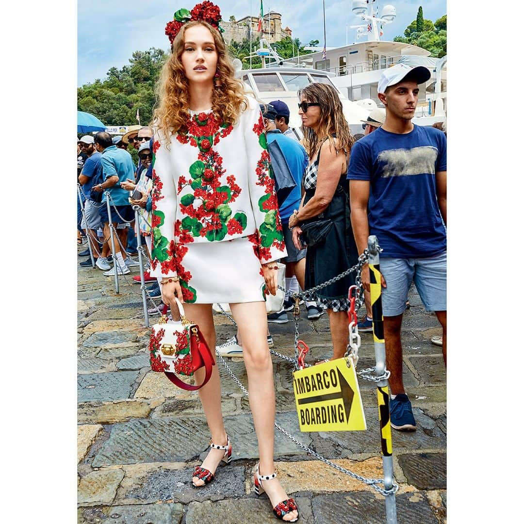 ドルチェ&ガッバーナさんのインスタグラム写真 - (ドルチェ&ガッバーナInstagram)「For summer holidays in full fashion swing, flourishing geraniums come to life on dresses, accessories and shoes, for a total look of floral fancy. #DGWomen Picture by @morellibrothers」6月25日 23時01分 - dolcegabbana