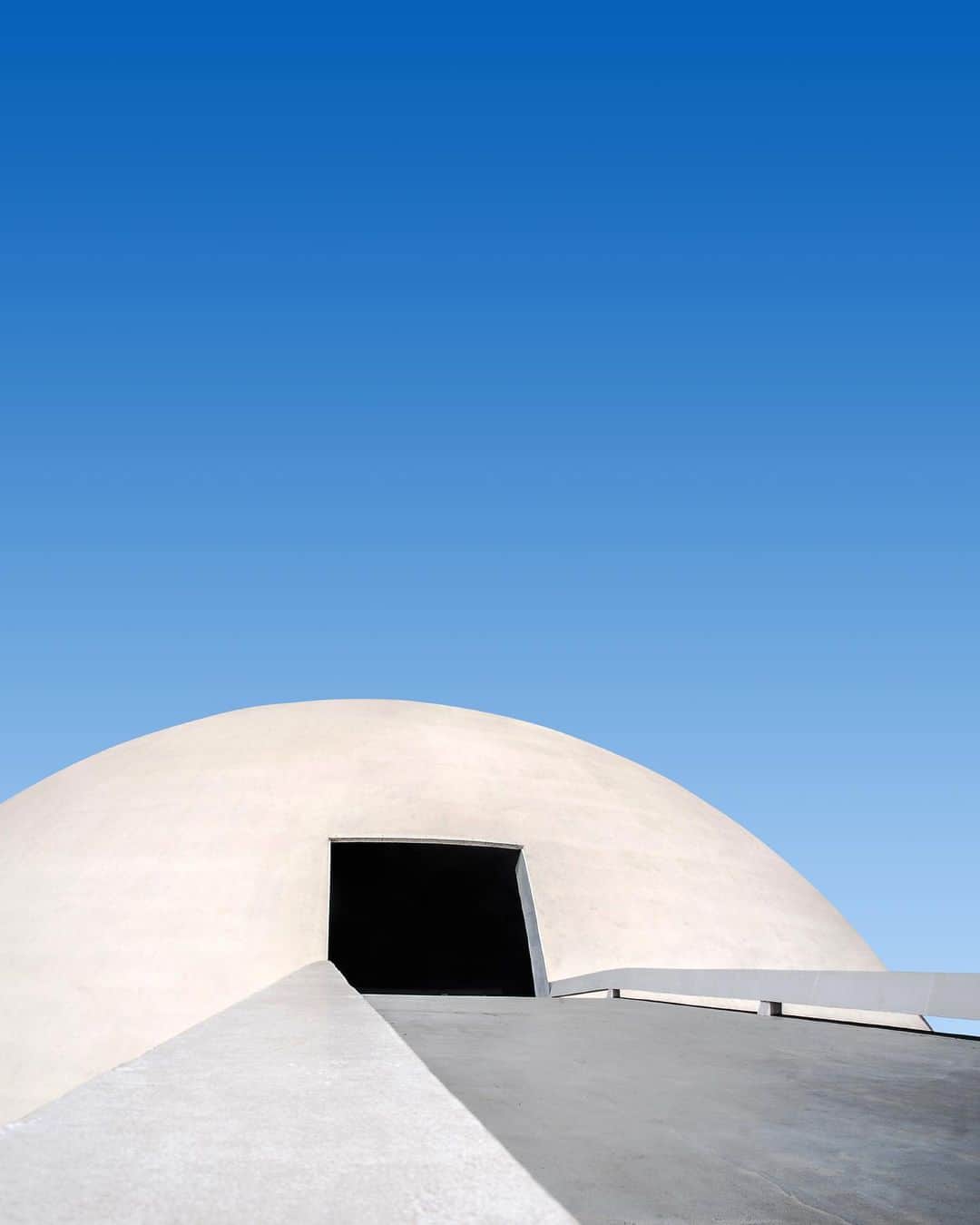 ジルマ・ルセフさんのインスタグラム写真 - (ジルマ・ルセフInstagram)「MONUMENTOS A CÉU ABERTO Localizado na Esplanada dos Ministérios, o Museu Nacional foi projetado por Oscar Niemeyer e inaugurado no dia 15 de dezembro de 2006, quando o arquiteto completava 99 anos.  O monumento compõe o Conjunto Cultural da República, junto com a Biblioteca Nacional, e é sede de inúmeras exposições, seminários, workshops, mostras de filmes, festivais de teatro e várias outras atividades de caráter cultural e social. Vale muito a pena conhecer!  #oscarniemeyer #brasilia」6月25日 23時03分 - presidenciadobrasil