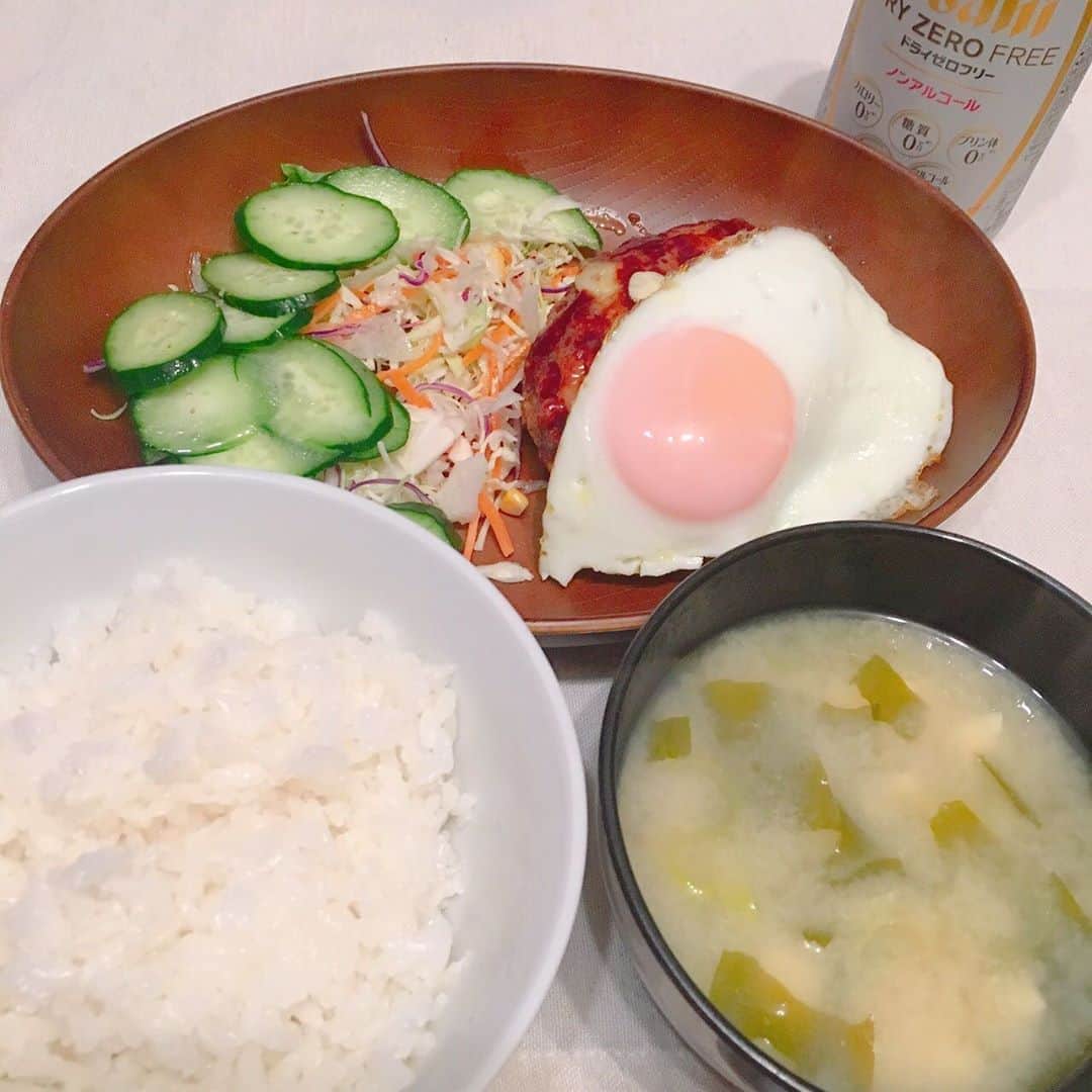 山西章博のインスタグラム：「今日のご飯。久しぶりにハンバーグなのさ！ #ハンバーグ #合挽肉  #目玉焼きのせ  #見えないけどチーズも #ソース  #ケチャップと中濃ソースと赤ワイン #一煮立ち  #簡単で美味い  #初心者主夫」