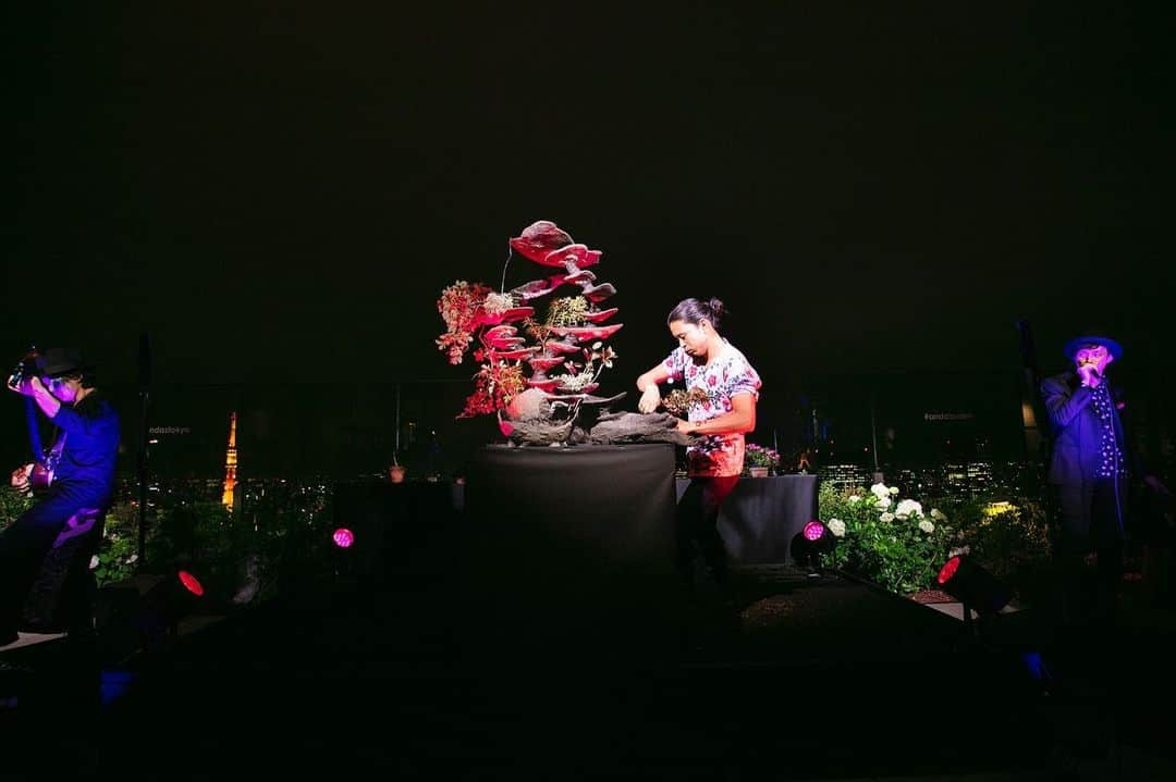 Andaz Tokyo アンダーズ 東京さんのインスタグラム写真 - (Andaz Tokyo アンダーズ 東京Instagram)「Bonsai like you’ve never experienced before 🌳 For the second act of our 5th anniversary #AndazSalon , bonsai master Masashi Hirao @masashi_hirao captivated guests with a dynamic live performance combining tradition and innovation. In his first ever collaboration with human beat boxer @reatmo 🎤 and electric shamisenist @shamisenistjack 🎸(who both appeared #SXSW ), this inspiring 30-minute performance kept audiences enthralled from beginning to end. Swipe to see more 💫 6/11 アンダーズ 東京 開業5周年パーティー。もう1つのパフォーマンスは平尾成志氏による盆栽パフォーマンス。「盆栽」という日本の美を若者や世界中の人々に届けるべく様々なジャンルのアーティストとコラボレーションをしながらライブパフォーマンスを行う平尾氏が、SXSWなどにも出演し平尾氏と同様インターナショナルに活躍するヒューマンビートボクサーREATMO (リトモ)氏、エレキシャミセニスト 寂空（JACK）氏とコラボレーションし、約30分をかけて盆栽を作り上げました。」6月25日 23時09分 - andaztokyo