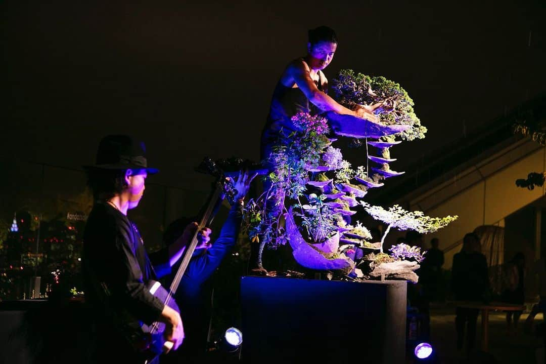 Andaz Tokyo アンダーズ 東京さんのインスタグラム写真 - (Andaz Tokyo アンダーズ 東京Instagram)「Bonsai like you’ve never experienced before 🌳 For the second act of our 5th anniversary #AndazSalon , bonsai master Masashi Hirao @masashi_hirao captivated guests with a dynamic live performance combining tradition and innovation. In his first ever collaboration with human beat boxer @reatmo 🎤 and electric shamisenist @shamisenistjack 🎸(who both appeared #SXSW ), this inspiring 30-minute performance kept audiences enthralled from beginning to end. Swipe to see more 💫 6/11 アンダーズ 東京 開業5周年パーティー。もう1つのパフォーマンスは平尾成志氏による盆栽パフォーマンス。「盆栽」という日本の美を若者や世界中の人々に届けるべく様々なジャンルのアーティストとコラボレーションをしながらライブパフォーマンスを行う平尾氏が、SXSWなどにも出演し平尾氏と同様インターナショナルに活躍するヒューマンビートボクサーREATMO (リトモ)氏、エレキシャミセニスト 寂空（JACK）氏とコラボレーションし、約30分をかけて盆栽を作り上げました。」6月25日 23時09分 - andaztokyo