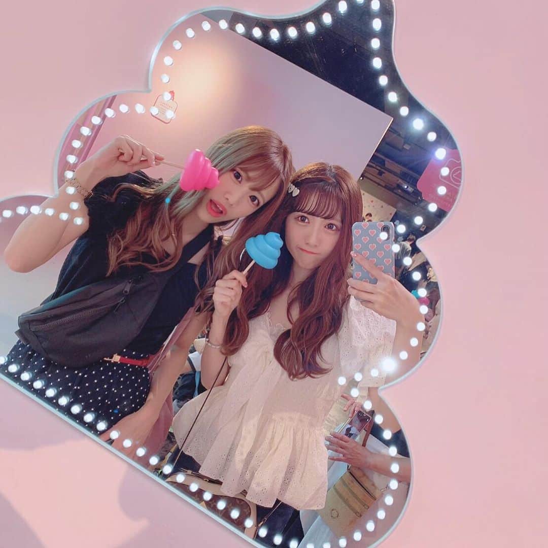 田口未彩のインスタグラム：「💗🍬💗🍬💗 . . あと30分くらいで、、🎀 きゃーーーーーー！なぜか緊張！ . . #うんこミュージアム #横浜 #ミュージアム #ピンク #水色 #ウェーブ巻き #ウェーブヘア #ヘアアレンジ #シースルー前髪 #シースルー #シースルーバング #巻き髪 #ヘアアクセ #クリップアレンジ #メイク #オレンジメイク #ピンクメイク #カラコン #ディファイン #ヘアカラー #ブラウンカラー #中華街」