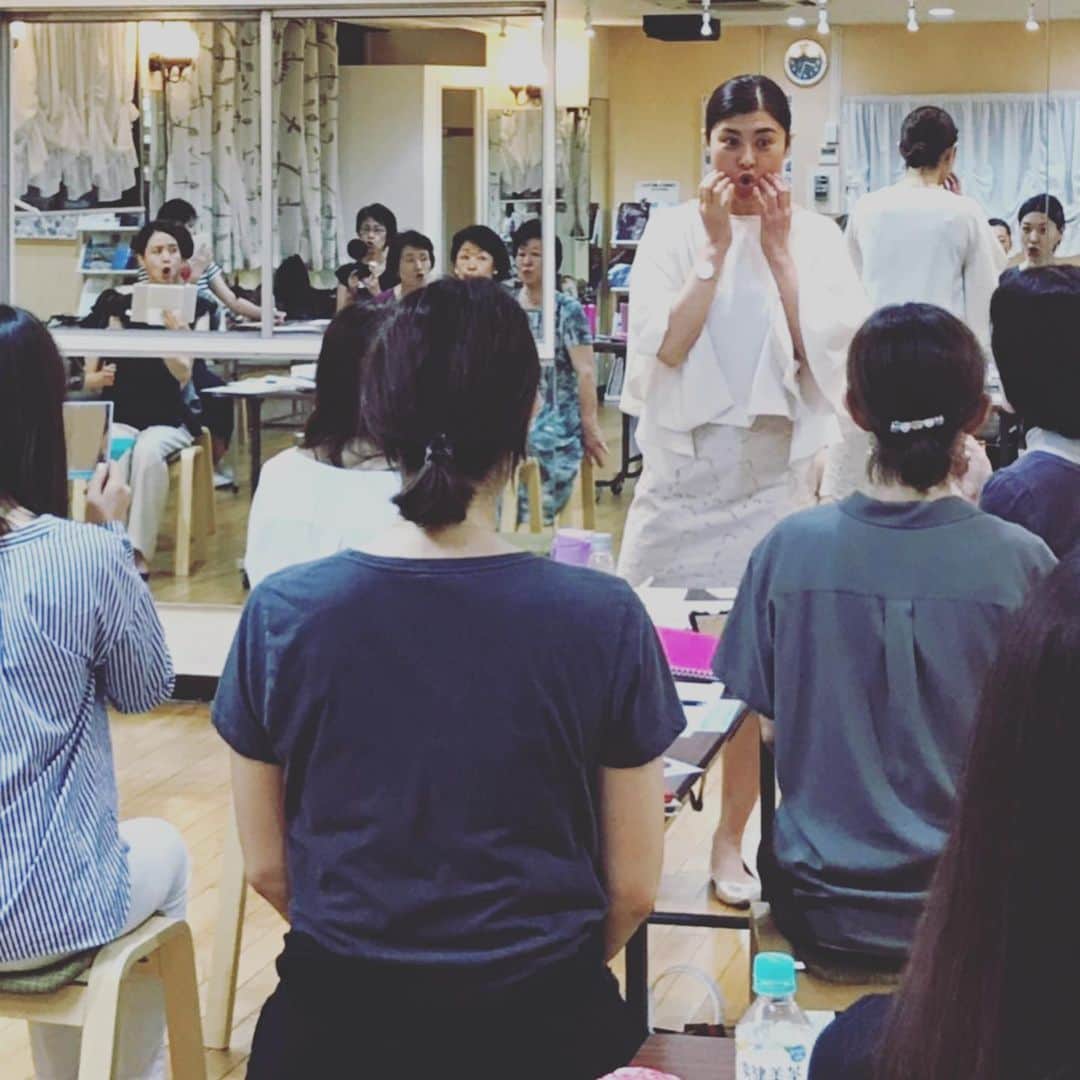 間々田佳子のインスタグラム：「みんなに顔を動かすコツを❣️ 今日も皆さんありがとうございました😊️💕 #顔ヨガ目黒 #間々田佳子  #顔ヨガ #筋肉は嘘をつかない」