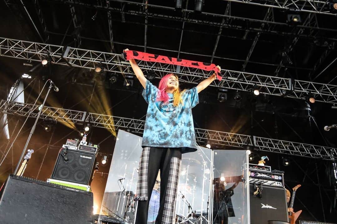 あやぺたのインスタグラム：「遅くなりましたが DEAD POP FESTiVALありがとうございました！ SiM兄は、うちらがCDを全国リリース出す前から見つけてくれて、ツアー呼んでくれたり、DEAD POPも野外一回目から呼んでもらったり、この前のうちらのファイナルにも出演してくれたり。。今回そして初めてCAVEステージで呼んでもらって、気合いが入らないわけないよね。雨とか全然関係なしに、むちゃ楽しくむちゃ気持ちよくライブできました。SiMほんとにありがとうございます。  UKさんとしいたんぺと久々に話せて嬉しい写真と SHISHAMOちゃんと音源交換できて嬉しい写真も📸  photo by @kouhey0622」