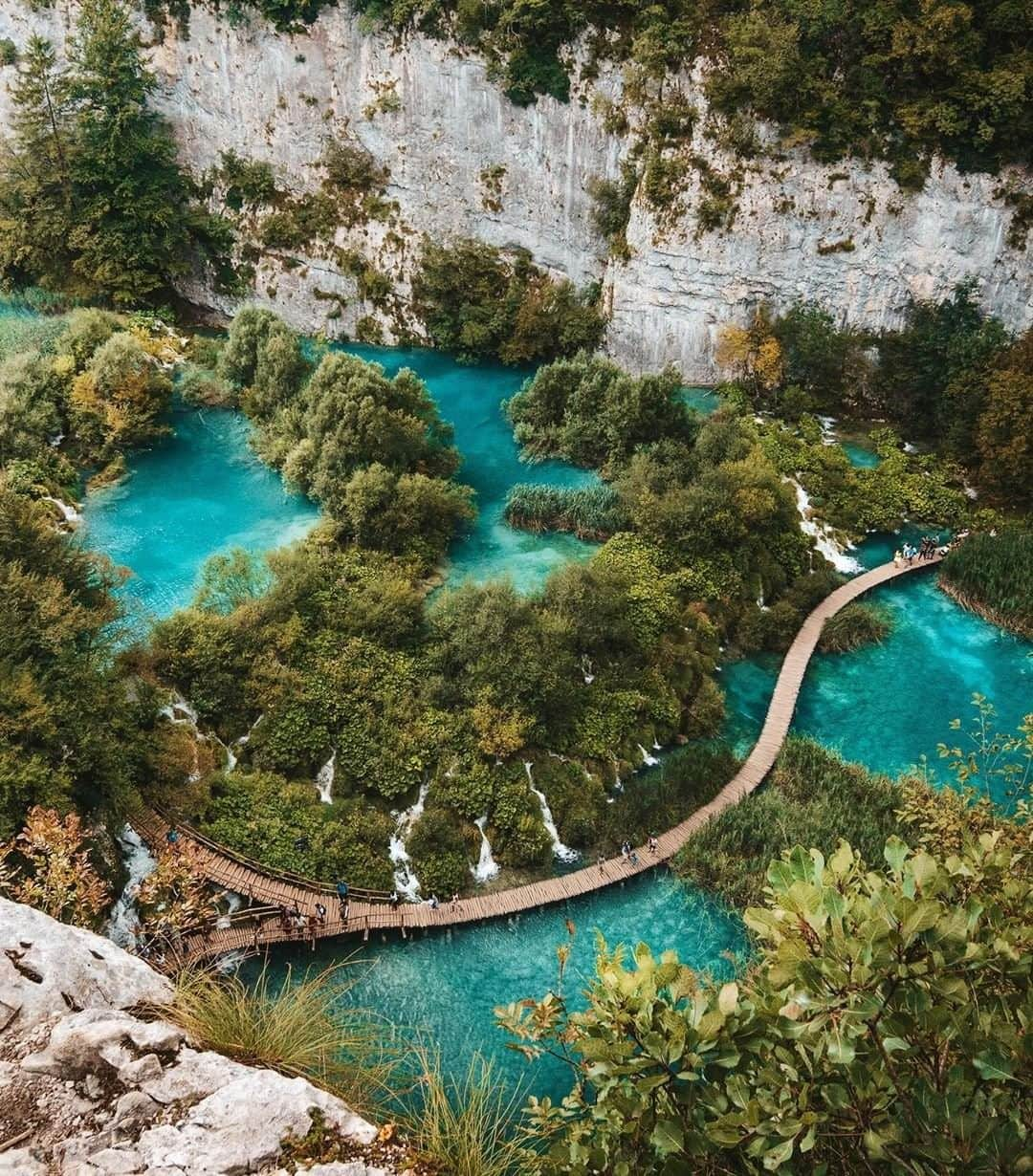 Travel + Leisureさんのインスタグラム写真 - (Travel + LeisureInstagram)「Two hours from Zagreb, step into a natural wonderland of lush trees, moss-covered rocks, and otherworldly waterfalls. Read about Plitvice Lakes National Park at our link in bio! #tlpicks courtesy of @swedishnomad」6月25日 23時20分 - travelandleisure