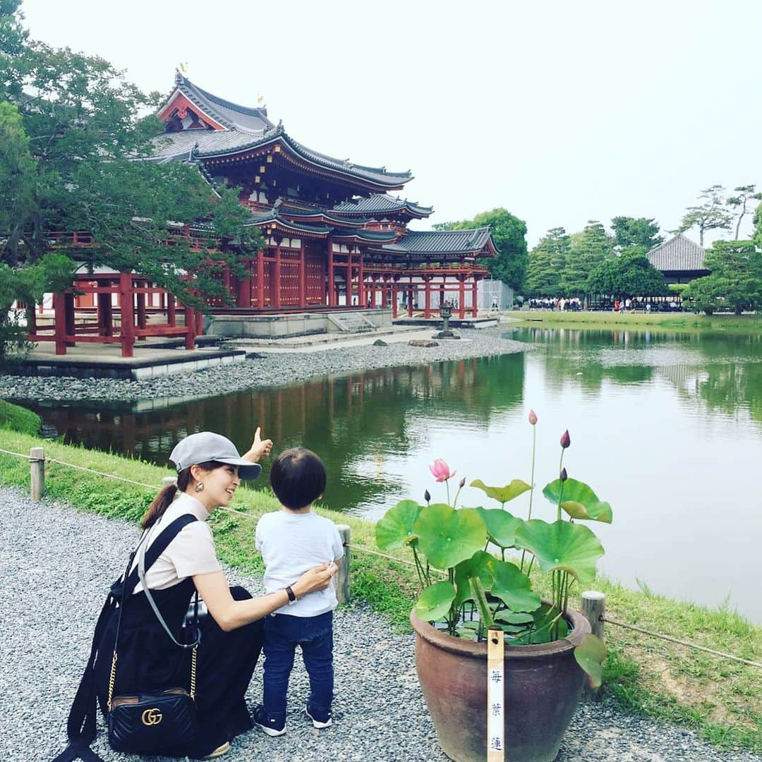 安田美沙子さんのインスタグラム写真 - (安田美沙子Instagram)「まだまだ京都ツアーは続きます✨私の地元の、宇治へ行って参りました💕ものづくりの打ち合わせも兼ねて。。。 . . 息子に10円を渡し、平等院を指差していっしょ、いっしょと教えました。 いっしょー！としばらく10円を握りしめてアイス買うーと叫んでました。が。。まさかの川に落としちゃった。へこむ息子におさい銭だよ✨この後いい事あるよと😊 . . 鵜にも会えたし、水無月も初めて食べた❤️朝日焼さんでお友達とも遊べたし、いいこと沢山あったね！ . . 今は沢山、沢山、失敗してほしいと思います。それを見守って、葛藤している表情、キラキラしている目を見るのが幸せです。 朝日焼さんありがとうございました😊✨ #instagood #byodointemple #kyoto #uji  @asahiyaki  @byodoin_temple_official  #一応宇治観光大使」6月25日 23時24分 - yasuda_misako
