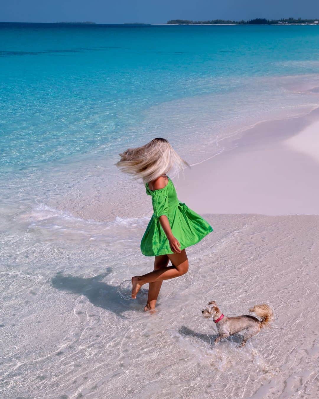 サシャ・カリスのインスタグラム：「Trying to teach her to spin 🐶😅 Do you think she’s getting it? 💦 . . . Wearing @revolve @lacademie_ .  #bahamas #travel #travelphotography #travelblogger #vacation #beautifulplaces #revolve #sheisnotlost #speechlessplaces #girlsborntotravel #passionpassport #tlpicks #dametraveler #shetravels #meettheworld #darlingescapes」