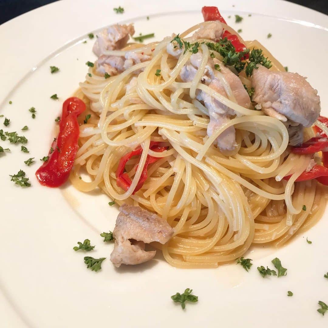 のインスタグラム：「本日のパスタランチ「鶏もも肉と赤万願寺のオイルパスタ」です！✋ 振り返ってみれば今日はこれしか出なかったような………（笑） #大阪#梅田#阪急グランドビル#夜景#景色#シーフード#トラットリア#Sdining#洋食#海鮮#ワイン#絶景#カップル#ディナー#ランチ#パスタ#鶏肉#万願寺#オイルパスタ#注文#美味しい」
