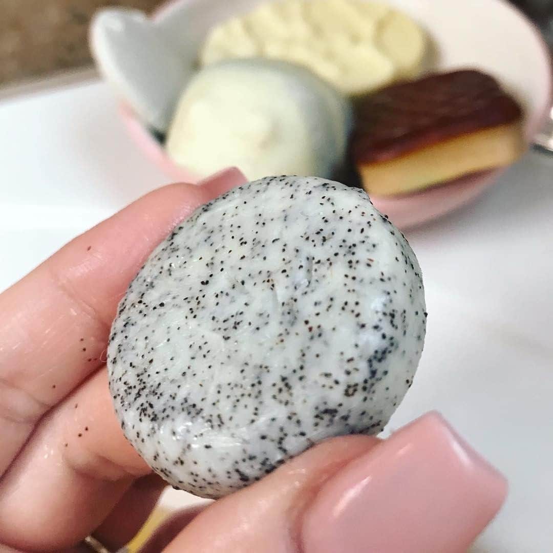 LUSH Cosmeticsさんのインスタグラム写真 - (LUSH CosmeticsInstagram)「Lookin' like a cookies n' cream snack 😍 but Gritty Politti is better as a cleanser than food. Exfoliating ground coconut shell and creamy kokum butter make this packaging-free face cleanser a treat that keeps skin supple and clear. 💕 / 📸: @laredolushies *﻿ *﻿ *﻿ *﻿ *﻿ #beauty #skin #skincareroutine #vegan #instabeauty #crueltyfree #healthyskin #glowingskin #beautyaddict #lifestyle #skincareaddict #skincarejunkie #skincareproducts #skincaretips #instaskincare #clearskin #skincareluxury #beautycare #veganbeauty #crueltyfreebeauty #crueltyfreecosmetics #veganlife #vegansofig #veganliving」6月25日 23時25分 - lushcosmetics