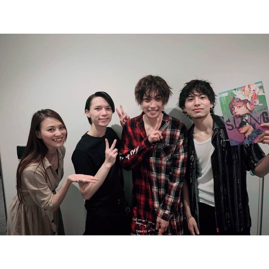 田野アサミさんのインスタグラム写真 - (田野アサミInstagram)「#有澤樟太郎 氏 #北村諒 氏﻿ 2人が出演している舞台﻿ TXT vol.1「SLANG」を観劇してきました！✨📖. ストーリーが少し難しいのかなとおもいきや、のめり込んで見ていてあっという間でした😳﻿ 私めちゃくちゃ好きな世界観だった。﻿ 作・演出：#高橋悠也 さんの演出めちゃくちゃ好きだった。﻿ 衣裳：#ヨシダミホ さん @yoshida_miho ヨッシーの衣装も可愛すぎて羨ましくなった！🤣笑 ﻿ 皆の写真載せるねー✨😊﻿ #宮崎秋人 氏 も観劇してて 青の祓魔師コンビと七つの大罪（奇跡の）コンビ。﻿ ちなみに秋人はラブライブも見にきてくれていたの﻿ 来てたのびっくりしたよ！🤣でも嬉しかった！﻿ その時の写真も載っけちゃう！笑﻿ ありがとう👍🏻🌈﻿ #嬉しい#舞台SLANG #戦友」6月25日 23時25分 - tano_asami