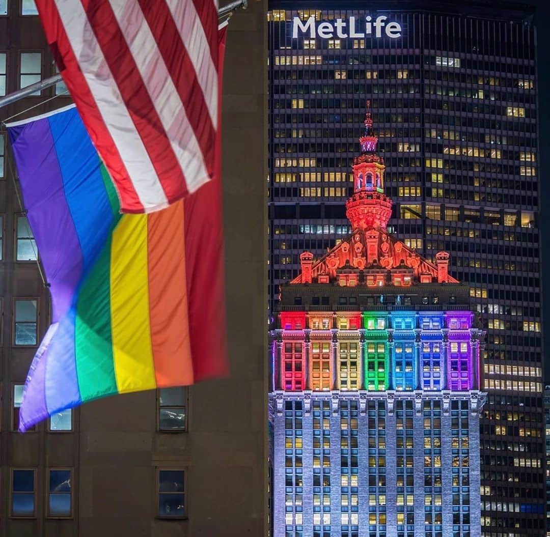 のインスタグラム：「The Helmsley Building illuminated in pride colors in celebration of #worldpride. Captured by @nyclovesnyc  #bondno9 #bondno9ny #newyork #newyorkcity #nyc #timessquare #nycpride #pride #lgbtq #worldpride #worldpride2019 #fragrance #perfume #love」