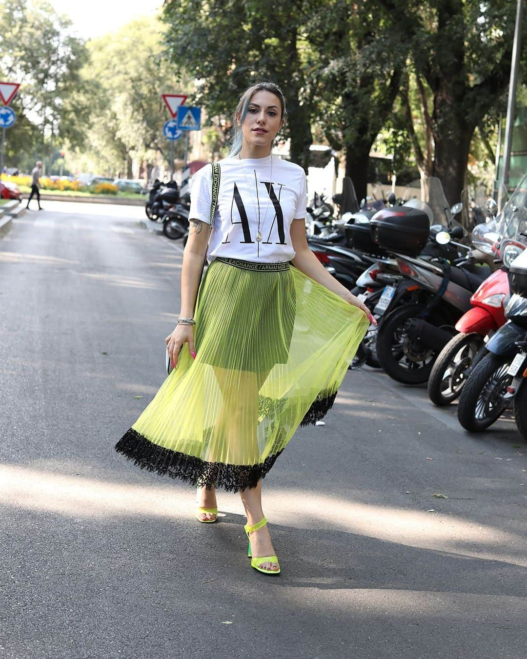 ジョルジオアルマーニさんのインスタグラム写真 - (ジョルジオアルマーニInstagram)「@beb.ounce making a statement in the streets of Milan with the must-have #AXiconTee. #AXchange #AXss19  Credits: @leeoliveira」6月25日 23時50分 - armaniexchange