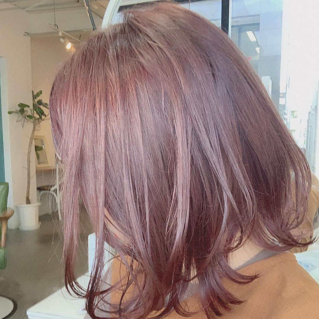 きりまるさんのインスタグラム写真 - (きりまるInstagram)「. . これはnew color した時の！ ピンクベージュだよう🐶♡ ブリーチしないと入らない色でも わたし普通に入っちゃうらしく...😝 人生でブリーチはしたことないです！ . . ワンピースは @urs_official  これはブラウンのMサイズ！💫 . . 今日定期受診で病院いったんだけど 最近体調わるくて薬が倍量に増えちゃって 副作用でふらふらしてます😂😂 頭がぜんぜんまわりません〜〜 そんなときはすぐ寝る！おやすみ🌝 . #urs_styling #urs_official #ユアーズ #リネンライクノースリーブワンピース  #プチプラ#コーデ#ワンピース」6月25日 23時45分 - kirimaruuu