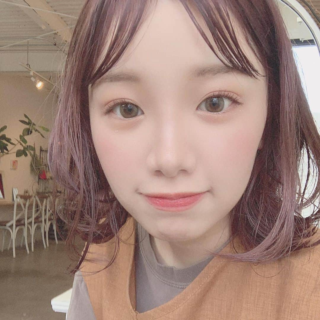 きりまるさんのインスタグラム写真 - (きりまるInstagram)「. . これはnew color した時の！ ピンクベージュだよう🐶♡ ブリーチしないと入らない色でも わたし普通に入っちゃうらしく...😝 人生でブリーチはしたことないです！ . . ワンピースは @urs_official  これはブラウンのMサイズ！💫 . . 今日定期受診で病院いったんだけど 最近体調わるくて薬が倍量に増えちゃって 副作用でふらふらしてます😂😂 頭がぜんぜんまわりません〜〜 そんなときはすぐ寝る！おやすみ🌝 . #urs_styling #urs_official #ユアーズ #リネンライクノースリーブワンピース  #プチプラ#コーデ#ワンピース」6月25日 23時45分 - kirimaruuu