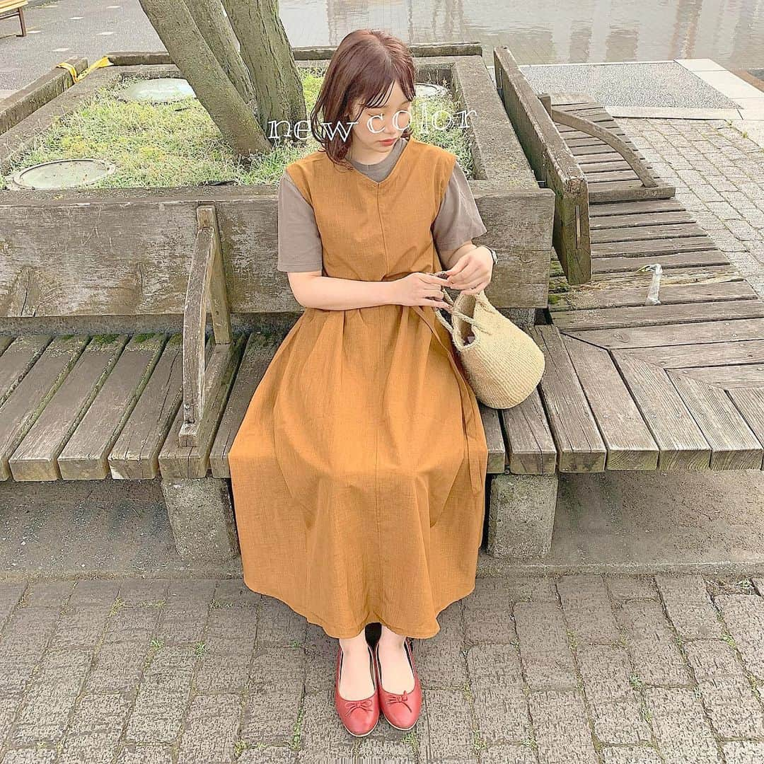 きりまるさんのインスタグラム写真 - (きりまるInstagram)「. . これはnew color した時の！ ピンクベージュだよう🐶♡ ブリーチしないと入らない色でも わたし普通に入っちゃうらしく...😝 人生でブリーチはしたことないです！ . . ワンピースは @urs_official  これはブラウンのMサイズ！💫 . . 今日定期受診で病院いったんだけど 最近体調わるくて薬が倍量に増えちゃって 副作用でふらふらしてます😂😂 頭がぜんぜんまわりません〜〜 そんなときはすぐ寝る！おやすみ🌝 . #urs_styling #urs_official #ユアーズ #リネンライクノースリーブワンピース  #プチプラ#コーデ#ワンピース」6月25日 23時45分 - kirimaruuu