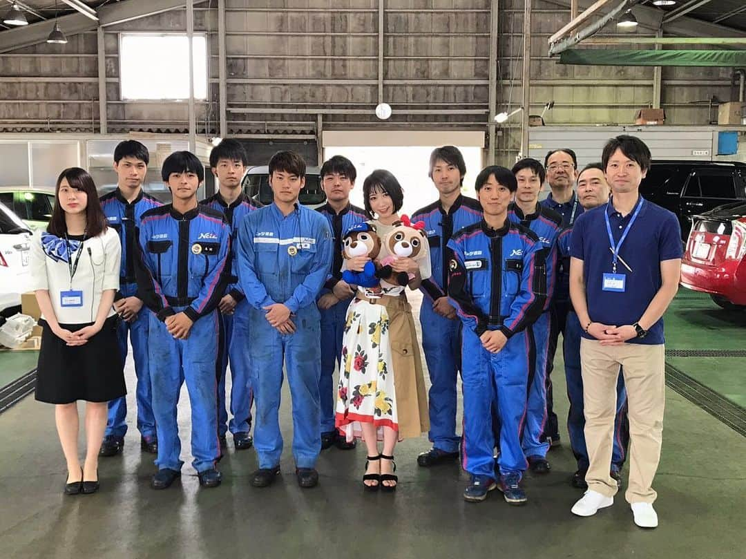 上野優華さんのインスタグラム写真 - (上野優華Instagram)「先日、ネッツ徳島 本店 にて 公式アンバサダー就任イベントがありました！！！ 任命状も頂きました！！ 以前とは、自分の気持ちが全く違って。 ネッツ徳島さんと共に地元を盛り上げていけたらと思います🙋‍♀️ アンバサダーになり、免許取らなきゃ始まらん！と思いまして 教習所に通ってます🚗 ³₃  行く時はネッツ徳島のキャラクター ｢とくまる｣と｢しまひめ｣のストラップを お守りとして持って行ってます！  学科の方が心配すぎるんだ…w  私と同世代のまだ免許を持ってない方にはもちろん、免許を既に持ってる方にも  車の楽しさはもちろん、安全性についてお伝えしていきたいしみんなと共に学んでいけたらと思います！  私は黄緑色の車に乗りたいんだ…！ 頑張るぞ！！！ イベント内では、FM徳島の公録で ミニライブ🎶  FM徳島アナウンサーの土橋さんの伴奏で ｢I WILL LOVE｣を披露。  土橋さんの優しさが滲み出てるピアノで いつもより優しい1曲になりました。  やっぱり音楽っていいねぇ☺️ #徳島 #tokushima #ネッツ徳島 #アンバサダー #車 #免許 #教習所 #とくまる #しまひめ #マスコットキャラクター  #ゆるキャラ  #FM徳島 #ラジオ #radio #公開収録 #ミニライブ #ピアノ #piano #コラボ」6月25日 23時46分 - yuukaueno0205