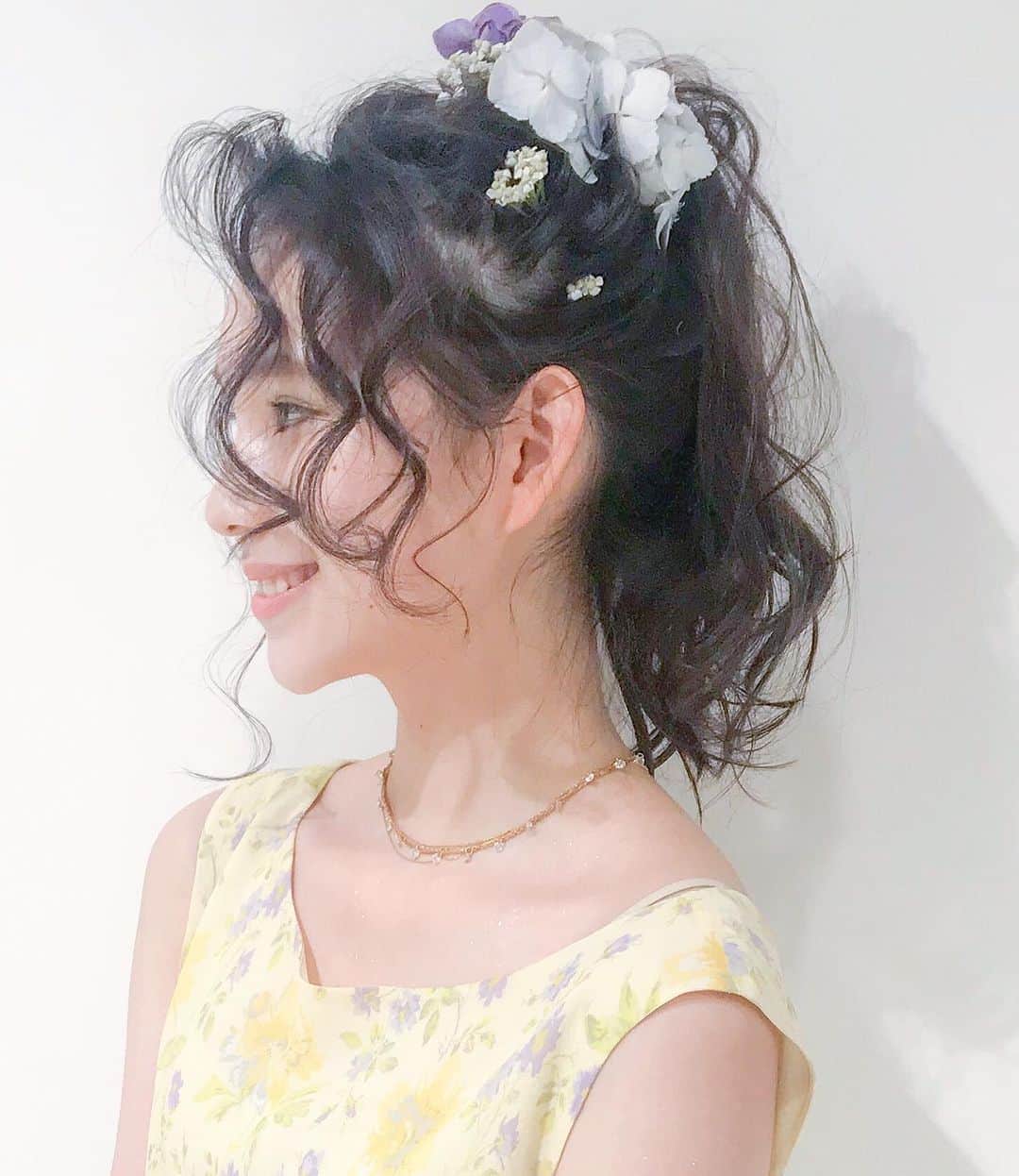 佃加菜さんのインスタグラム写真 - (佃加菜Instagram)「flower arrange🌼♡ 顔まわりを残すと可愛い♡」6月25日 23時48分 - tsukuda_kana