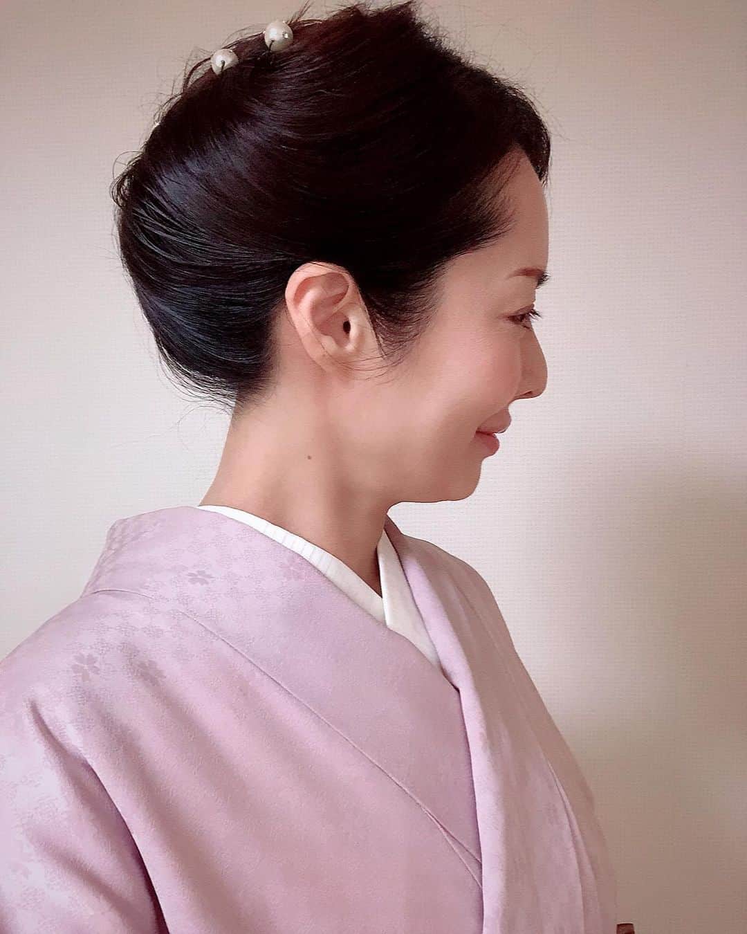 藤井美加子さんのインスタグラム写真 - (藤井美加子Instagram)「☆﻿ ﻿大切な式典へお着物を着て参加👘﻿ ﻿ 色無地の一つ紋は礼装であると教えられ﻿、日舞の名取でもある私はお着物を選択しました。﻿帯止めはアンティークの九谷焼。 ﻿ 「襟を正す」とは和装用語からきております。﻿着物を纏うと背筋が伸びて気が整います。﻿ ﻿ これから日本は海外の方もたくさんいらっしゃるので、お着物を着る機会を増やしたいです。日本の誇る古き良き文化ですものね🇯🇵👘🗼🏮﻿🍣🍤 ﻿ ﻿ #着物#着物ヘア#着物コーディネート#着物ヘアアレンジ#正装#礼装#古典#着物#和装#三木美加子﻿ #kimono#kimonostyle#kimonodress#kimonofashion#kimonolove#japan」6月25日 23時47分 - mikako_miki