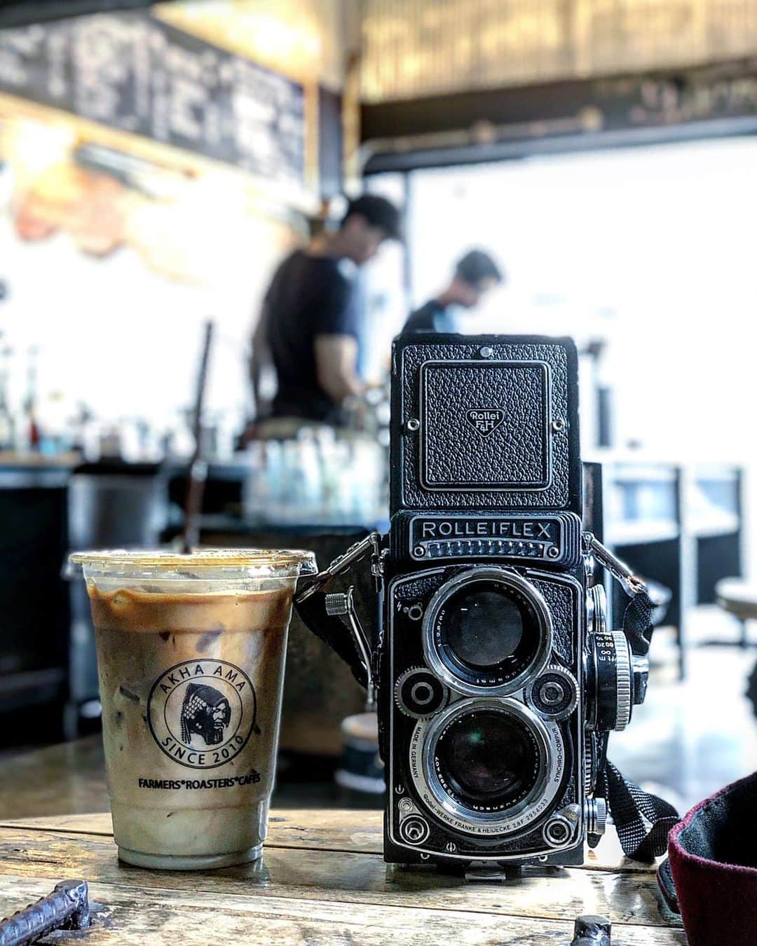 ゆうゆのインスタグラム：「2019.06.25﻿ ﻿﻿﻿﻿ ﻿﻿﻿﻿ gᵒᵒᒄ  ᵉᵛᵉᐢⁱᐢg +*..。﻿ ﻿ ﻿ 弾丸でチェンマイに来てます。﻿ ﻿ 秋の本番に向けての下見です。﻿ (そう、秋にまたチェンマイきます)﻿ ﻿ ﻿ スワンナプーム 空港で一泊﻿ チェンマイで一泊﻿ 帰りの飛行機泊﻿ ﻿ ﻿ かなりの弾丸❗️﻿ でも面白いです、チェンマイ﻿ やっぱり想像通りの古都。﻿ いい雰囲気ですー﻿ ﻿ 雨季だけど、凄い降った後﻿ 晴れたしね。﻿ ﻿ あー、やっぱりアジア良いなぁー♡﻿ ﻿﻿ ﻿﻿﻿﻿ ﻿ 写真は今日行った素敵なカフェで。﻿ 直ったばかりのローライと。﻿ ﻿ ﻿ そしてまたWi-Fiが繋がらなかったり…﻿ 何故かWi-Fiはタイと相性悪いです。﻿ ﻿ ﻿ ﻿﻿﻿﻿ _________________________________________________**✧̣͙ͥ*﻿﻿﻿﻿ ______________﻿﻿﻿﻿ ﻿﻿﻿﻿ ﻿﻿ #iphonex﻿ #yuyu_thailand﻿﻿﻿﻿ #暮らすように旅をする﻿﻿﻿﻿ #thailand﻿﻿﻿﻿ #チェンマイ﻿ #rolleiflex28f﻿ #akhaamacoffee #ぼくらが旅に出る理由 #ひとりっぷ」