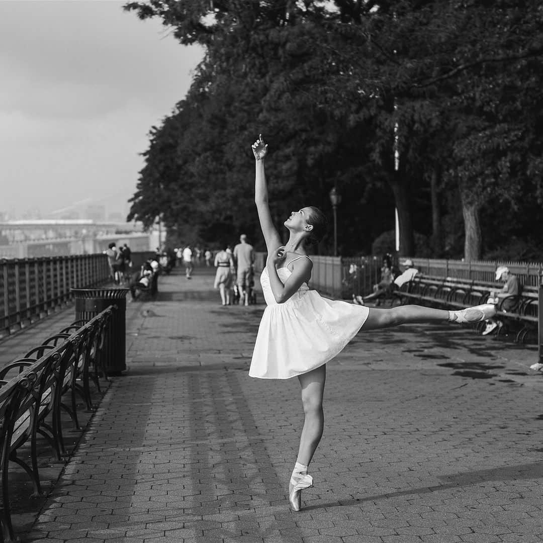 ballerina projectさんのインスタグラム写真 - (ballerina projectInstagram)「Stephanie Williams in the Upper West Side and Brooklyn Heights. #ballerina - @wheresmytutu #upperwestside #brooklynheights #newyorkcity #brooklyn #ballerinaproject #ballerinaproject_ #ballet #dance #pointe #stephaniewilliams  With the upcoming conclusion of the Ballerina Project limited edition prints will be only available for a limited time. Link is in our Instagram profile to purchase one today.  The Ballerina Project book is now available for pre-order. Go to @ballerinaprojectbook for pre-order link and info. #ballerinaprojectbook」6月26日 0時07分 - ballerinaproject_