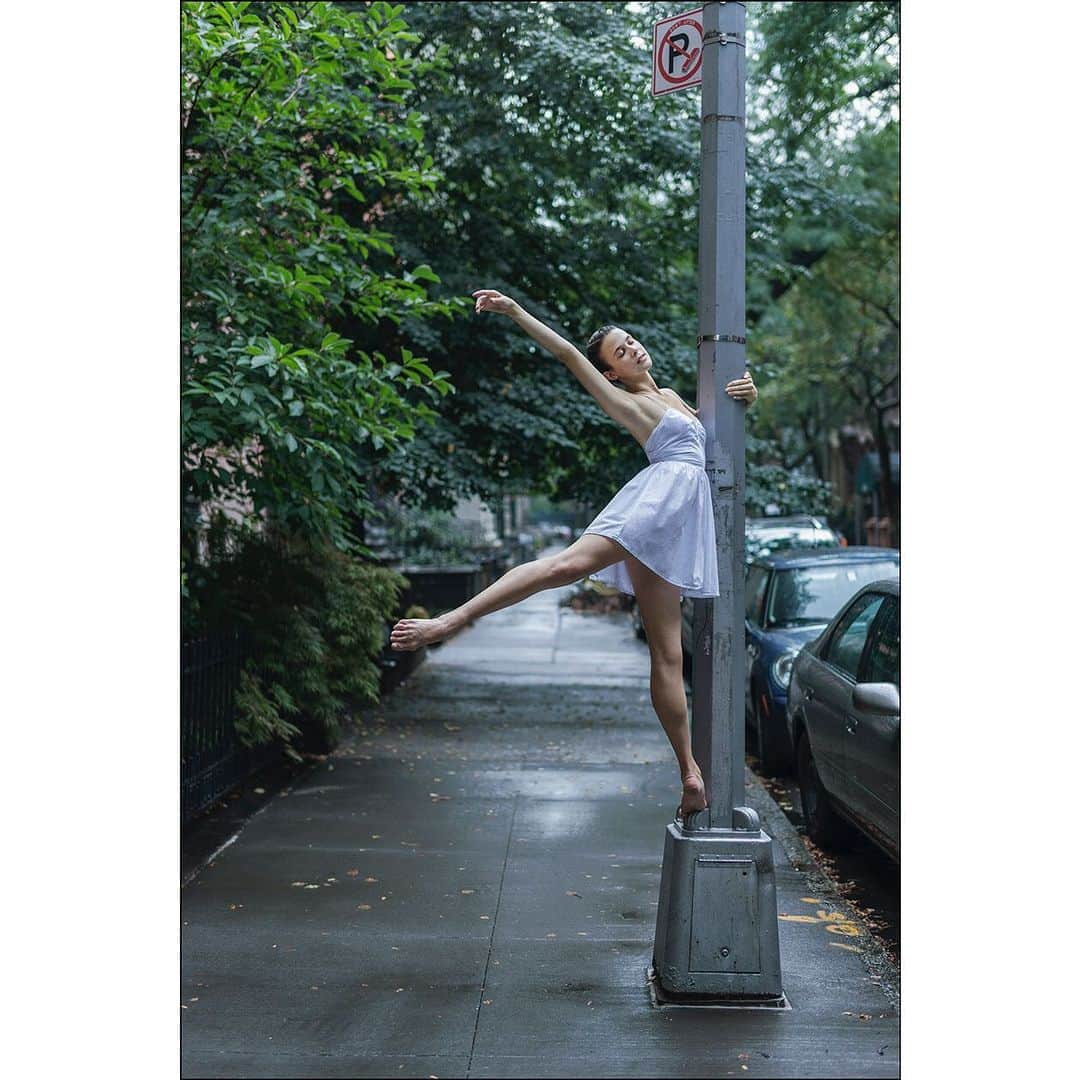 ballerina projectさんのインスタグラム写真 - (ballerina projectInstagram)「Stephanie Williams in the Upper West Side and Brooklyn Heights. #ballerina - @wheresmytutu #upperwestside #brooklynheights #newyorkcity #brooklyn #ballerinaproject #ballerinaproject_ #ballet #dance #pointe #stephaniewilliams  With the upcoming conclusion of the Ballerina Project limited edition prints will be only available for a limited time. Link is in our Instagram profile to purchase one today.  The Ballerina Project book is now available for pre-order. Go to @ballerinaprojectbook for pre-order link and info. #ballerinaprojectbook」6月26日 0時07分 - ballerinaproject_