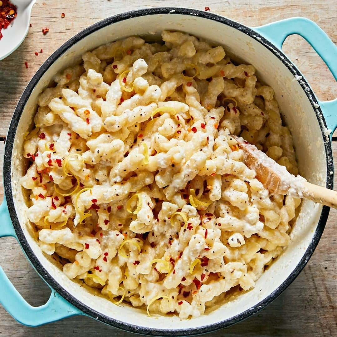 ニューヨーク・タイムズさんのインスタグラム写真 - (ニューヨーク・タイムズInstagram)「This one-pot lemon ricotta pasta comes together in about the time it takes to boil noodles and heat up a jar of store-bought marinara. Find the recipe from @nytcooking in the link in our bio and remember to hit the save button. Photo by @hellomydumpling.」6月26日 0時00分 - nytimes