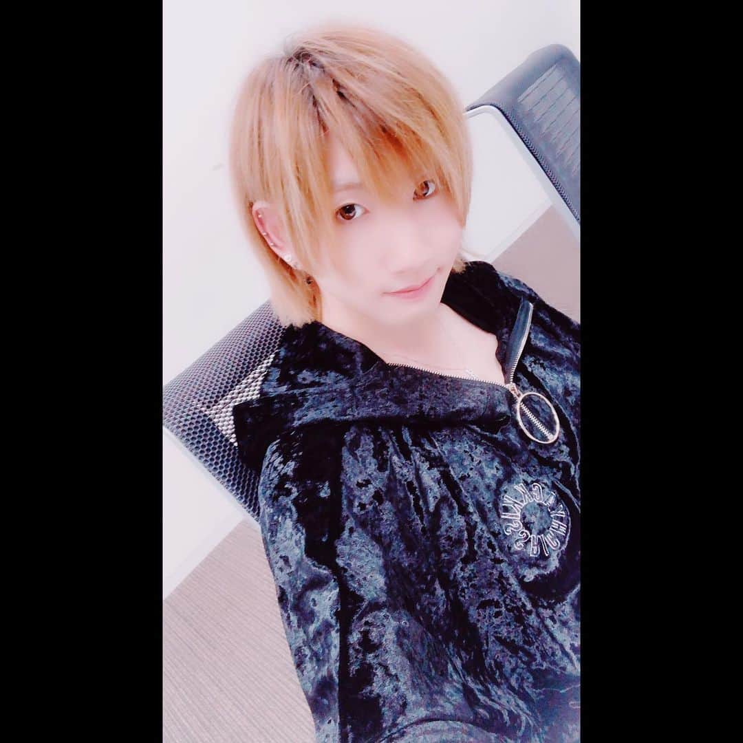 鯨井俊介のインスタグラム：「配信ありがとうございました☺️ ちょー重要なお仕事のために みんなで移動してますなう。  頑張りまーす！！ #bkt #showroom」