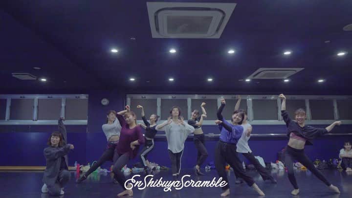のインスタグラム：「. EN DANCE STUDIO 💫SHOJIN THEME PARK💫 . ミュージカルキャッツより 「スキンブルシャンクス〜鉄道猫〜」 . 振付はメッチャクチャ簡単にした！！ 今回はオーディションのことは全て忘れて、僕が大好きなこの曲で、歌って踊って騒いでふざけて、みんなで最高に楽しんだよ😊✨ . オーディションまであと1週間💨 ここまで来たら今さら技術面で出来ることはもうないと思っていて、今出来ることはみんなの心を満タンにしてあげることかなーって。 . ダンスって楽しい！ テーマパークが好き！！ お客さんを笑顔にしたい！！！ しんどいけど踊ってるときだけは幸せ！！！！ . 今このタイミングでそんな気持ち思い出したり、改めて感じて欲しかったんです。 . いろいろ考えちゃう時期だけどさ、身も心も全て開放して、心の赴くままに踊ってみるのも良いんじゃない？😊 . そんな人の踊ってるオーラってとってもステキです！！ それはオーディションでもね！！ . 見てこのみんなの表情😭 なんか泣けてくるくらいステキじゃない？🤤✨ . （踊りはヘタクソだけど。泣けてくるくらい。大事だからもう一度言う、踊りはうんこ以下だけど。泣けてくるくらい。笑） . 来週も頭からこの曲ゆっくりやります。 アップのバーで身体しっかり整えて、全て開放して思いっきり歌い踊ろう！！ みんな待ってるね😊✨ . #shojin #テーマパークダンス #テーマパークダンサー #ジャズダンス #テーマパークレッスン #テーマパークジャズ #ジャズレッスン #ダンスレッスン #themepark  #themeparkdance #ディズニー #ミュージカル #ディズニーダンサー #en #endancestudio #choreographer #choreograph #ディズニー劇団四季 #disney #キャッツ #鉄道猫 #スキンブルシャンクス . ⭐️歌詞載せます！！ 覚えて一緒に歌いながら踊ってくれたら嬉しい😊✨ . スキンブルシャンクス 鉄道キャット 夜行列車のアイドル . 皆様もうご存知ですか 夜行列車の素敵な旅 . あのスキンブルと 共に思い出作る 快適な旅を . 車掌もポーターも駅長も 皆あちこち捜す おい スキンブルはどこだ 奴がいないんじゃ 出発できないよ . 楽しい旅も悲しい旅も いい日旅立ち合言葉 列車に乗るのが僕の生き甲斐 大好きなのさ . 青い目キラリ輝けば シグナルは青 さぁ 明日に向かって 出発進行 .」