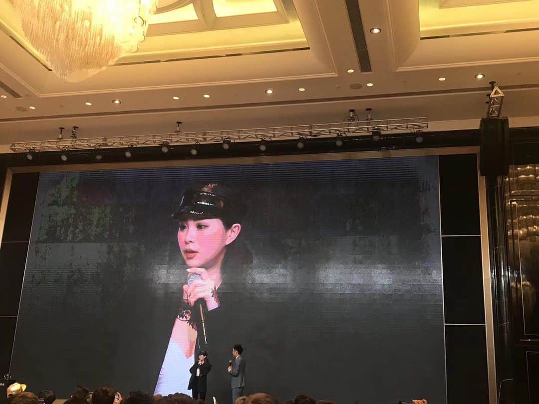 Abby Chenのインスタグラム：「你是誰 想成為怎樣的人都是必須親自付出雙手實踐  過程中不在於先設想得到結果而是在收穫間的取捨與選擇還有成敗累積」