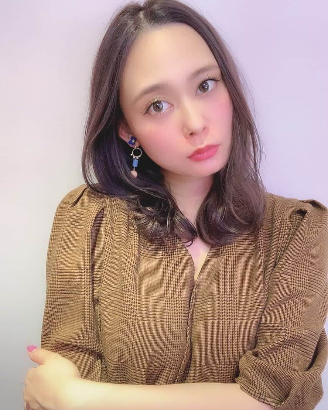 本田しおりのインスタグラム：「神ちゃんカラー @ogamiksk  今回はパールブルージュ らしいです  細毛のブリーチ毛の染まり方を勝手に試されとるw  まーとてもええ色なんですが🙏」