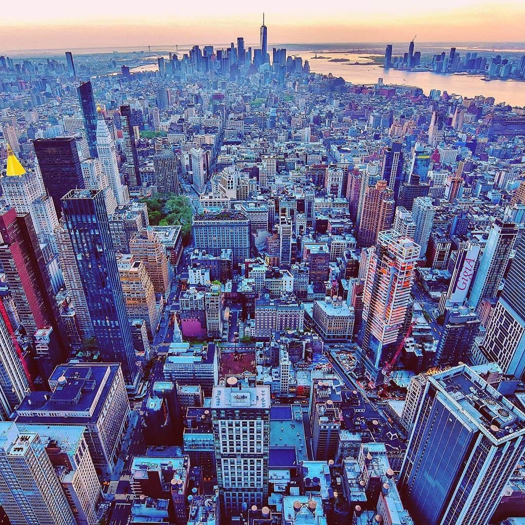 Empire State Buildingさんのインスタグラム写真 - (Empire State BuildingInstagram)「“We were staggered by the beautiful views in all directions…” -Geoff S. on @TripAdvisor (6/20/19) ✨ . 📸: @gigi.nyc #EmpireStateBuilding 💕 . Tap bio link to see it for yourself 🤩 . . . . . . . . #nyc #newyork #newyorkcity #esb #empirestate #empirestateofmind #loves_nyc #ny_uncut #ilovenewyork #travelgram #bigapple #nightshooters #newyork_world #newyorkcitylife #thisisnyc #ilove_newyo #nycdotgram #city_of_newyork #ig_nyc #what_I_saw_in_nyc #newyorklike #newyork_instagram #nyclife #newyorklife #nycprimeshot #seeyourcity #new_york_shots #nyloveyou #igrecommend」6月26日 0時09分 - empirestatebldg