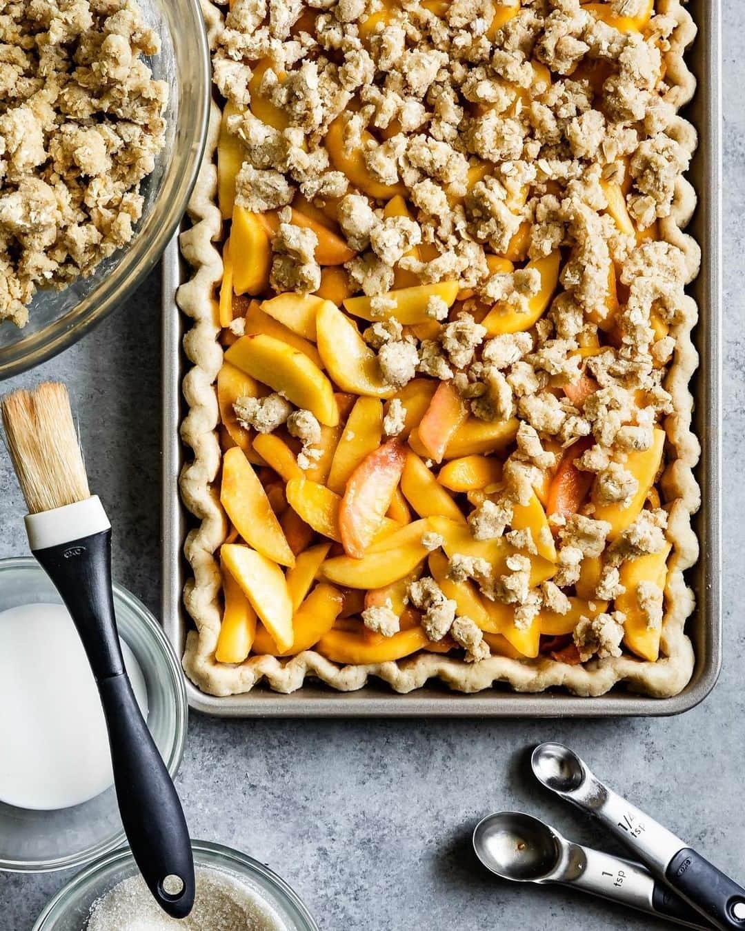 OXOさんのインスタグラム写真 - (OXOInstagram)「When it's 🍑 season and @snixykitchen makes a Gluten-free peach crumble slab pie: 🤤. Use #OXOBetter to share your photos with us.」6月26日 0時10分 - oxo