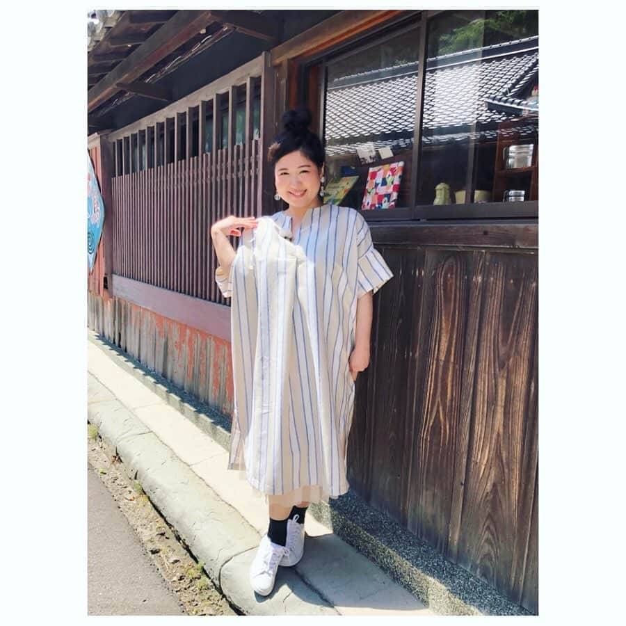 馬場園梓さんのインスタグラム写真 - (馬場園梓Instagram)「へい♪  今日は、同期の川島くんと一緒やったからはしゃいだよ！  関西テレビ 「雨上がりのフォトぶら♪」のロケで、和歌山と岸和田市を満喫してきました☺︎ ゲストで来てくださった佐々木 健介さんに、 嬉しくて、 お写真をお願いしてしまいました♪  ありがとうございます！  フォトぶら♪は、 毎週土曜日、 午後6時半から放送！  なにとぞ、 よろしくお願い申し上げます。  そして、 こちらのステキなお衣装は、  ワンピース→@vingtrois_official  イヤリング→スタイリストさん私物  になります。  ですので  ルン♪  #yeah #関西テレビ #雨上がりのフォトぶら #和歌山 #岸和田市 #グルメ #スイーツ #特産品 #喫茶店 #街ブラ #ワンピース #イヤリング #後ろ髪を引かれる #球体 #ルン」6月26日 0時13分 - babazonoazusa