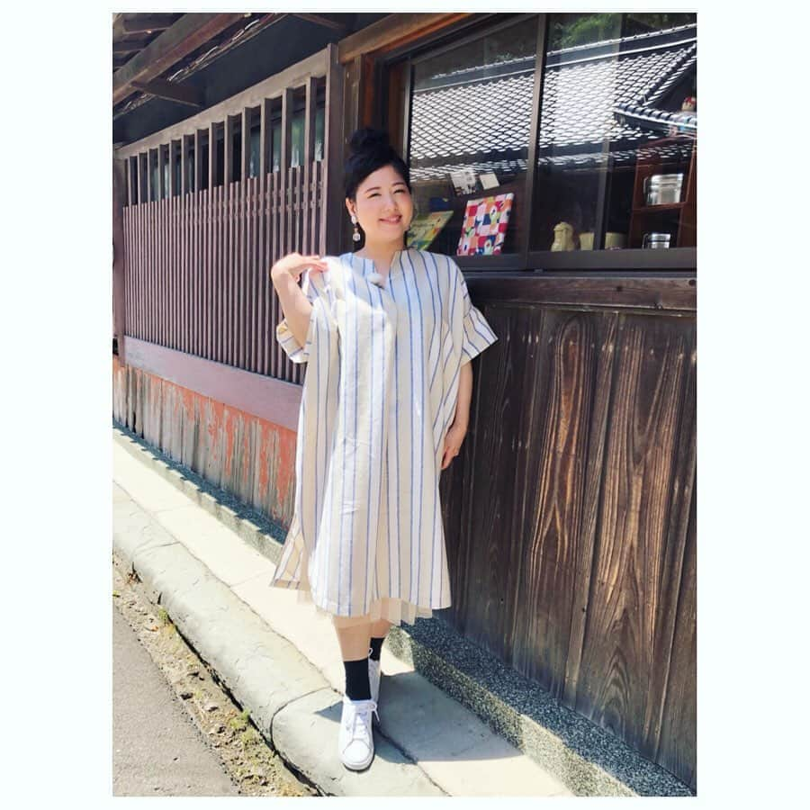 馬場園梓さんのインスタグラム写真 - (馬場園梓Instagram)「へい♪  今日は、同期の川島くんと一緒やったからはしゃいだよ！  関西テレビ 「雨上がりのフォトぶら♪」のロケで、和歌山と岸和田市を満喫してきました☺︎ ゲストで来てくださった佐々木 健介さんに、 嬉しくて、 お写真をお願いしてしまいました♪  ありがとうございます！  フォトぶら♪は、 毎週土曜日、 午後6時半から放送！  なにとぞ、 よろしくお願い申し上げます。  そして、 こちらのステキなお衣装は、  ワンピース→@vingtrois_official  イヤリング→スタイリストさん私物  になります。  ですので  ルン♪  #yeah #関西テレビ #雨上がりのフォトぶら #和歌山 #岸和田市 #グルメ #スイーツ #特産品 #喫茶店 #街ブラ #ワンピース #イヤリング #後ろ髪を引かれる #球体 #ルン」6月26日 0時13分 - babazonoazusa