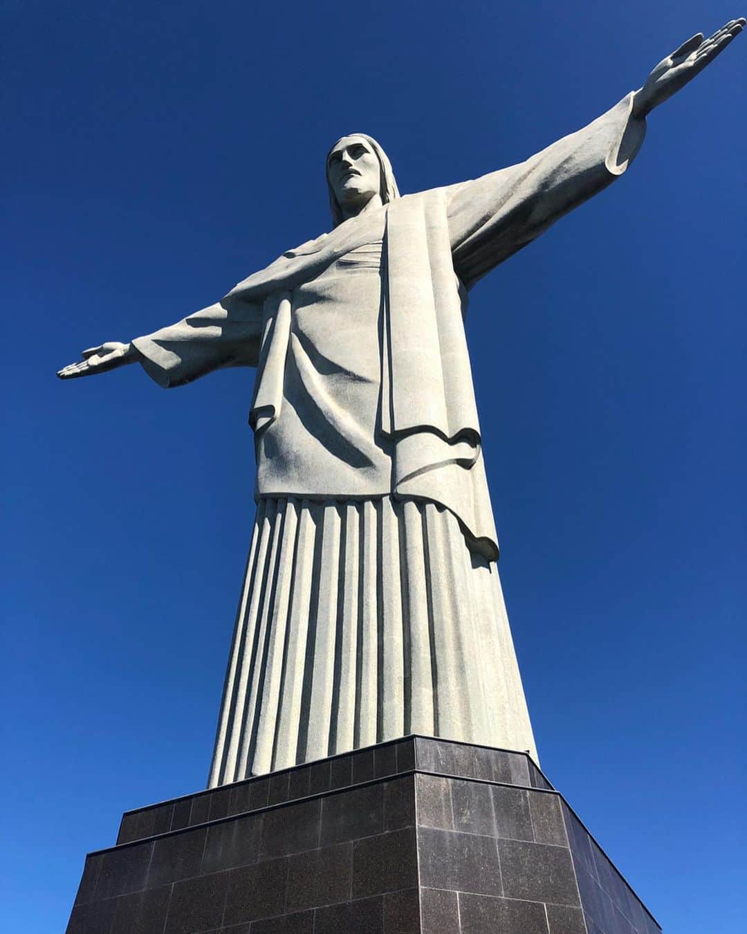 アレクシ・ギレスさんのインスタグラム写真 - (アレクシ・ギレスInstagram)「Left Brazil a week ago and still thankful I’ve been able to see the Christ Redeemer...twice! 🇧🇷😍✝️」6月26日 0時15分 - alexegilles