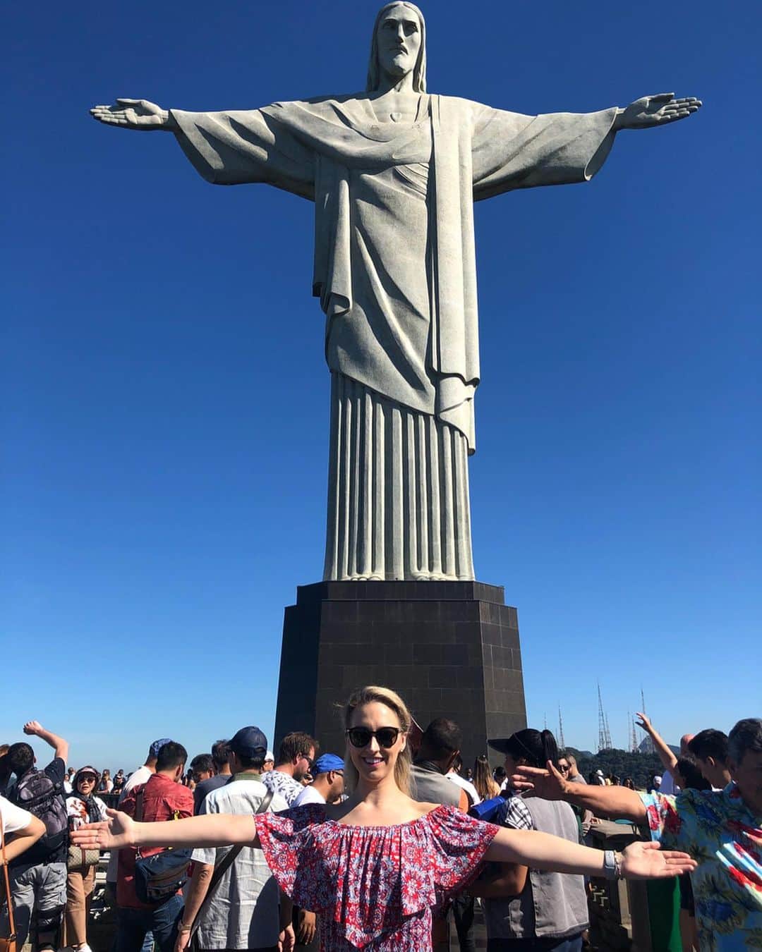 アレクシ・ギレスのインスタグラム：「Left Brazil a week ago and still thankful I’ve been able to see the Christ Redeemer...twice! 🇧🇷😍✝️」