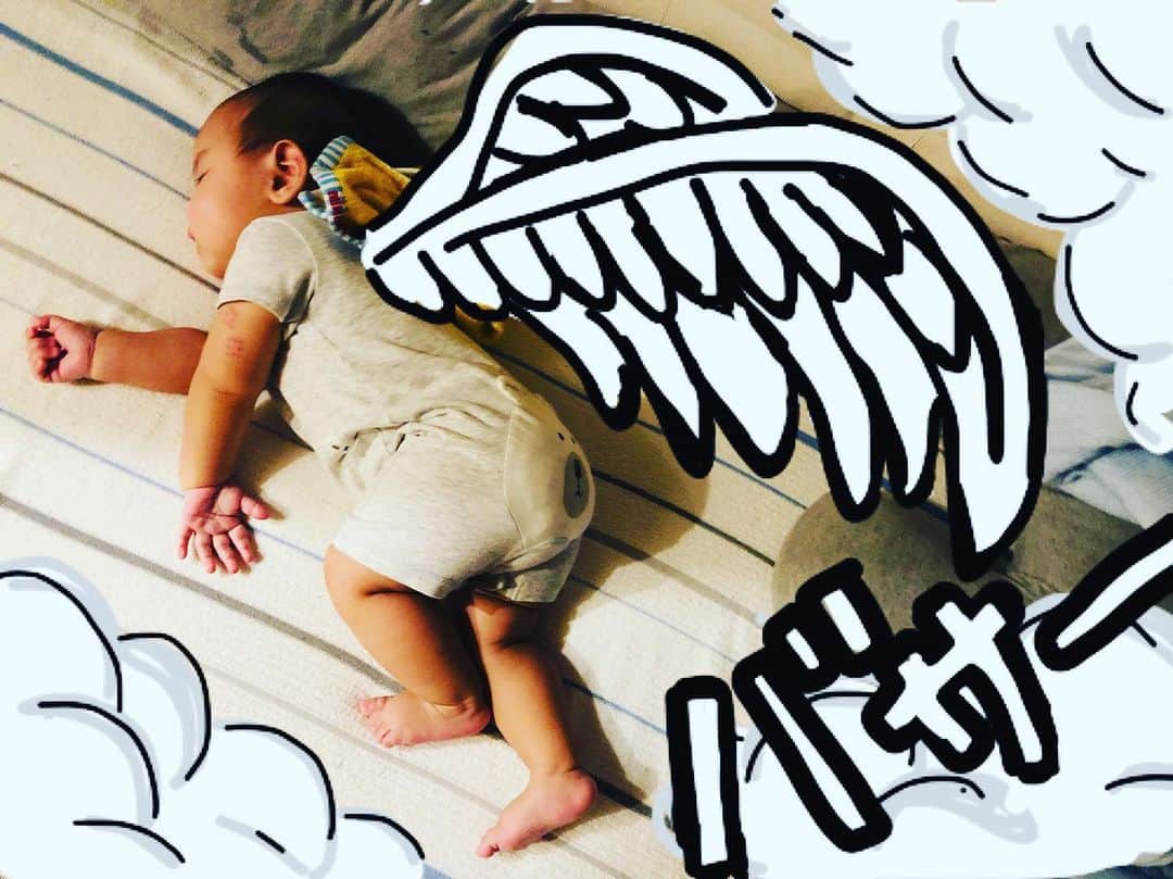 岡田義徳さんのインスタグラム写真 - (岡田義徳Instagram)「我が子の寝相アートVo.6 羽根生える我が子 今回のは簡単に描きました。 ベタなやつなんで少々恥ずかしい。  #岡田義徳  #寝相アート #赤ちゃん #baby #babyart #babysleeping  #天使」6月26日 0時25分 - yoshinori_okada_44
