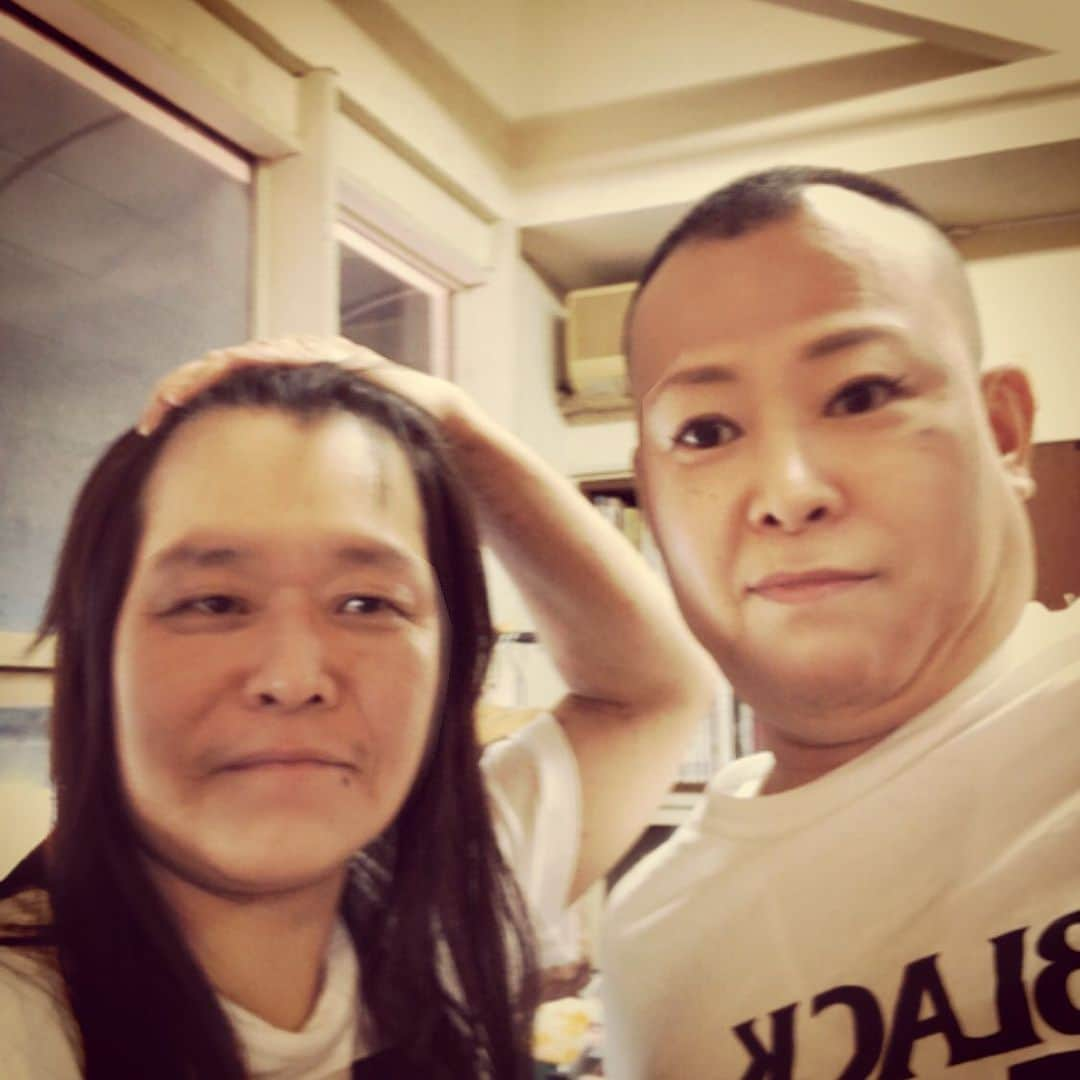 杉本知香さんのインスタグラム写真 - (杉本知香Instagram)「明日のチハラトーク楽しみ😆 20:30〜ルミネtheよしもと にて❗️ ドライヤー2秒。  剛毛癖毛のネゴちゃんのビフォアフター（笑）✂️✨ ネゴちゃんの顔面に池谷くんが入ると たけしさんになった‼️ #千原せいじ#千原兄弟#チハラトーク #ジョイマン池谷#ジョイマン #ネゴシックス #上々軍団#さわやか五郎 #ダイノジ大地#ダイノジ#吉本坂46  #グリフォン國松  #アンバランス山本#アンバランス #ドライヤー2秒」6月26日 0時23分 - sugimotoc