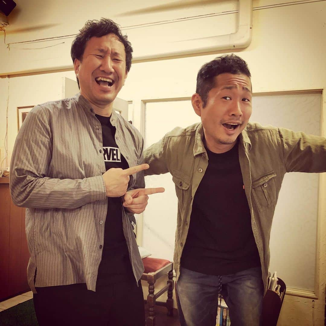 杉本知香さんのインスタグラム写真 - (杉本知香Instagram)「明日のチハラトーク楽しみ😆 20:30〜ルミネtheよしもと にて❗️ ドライヤー2秒。  剛毛癖毛のネゴちゃんのビフォアフター（笑）✂️✨ ネゴちゃんの顔面に池谷くんが入ると たけしさんになった‼️ #千原せいじ#千原兄弟#チハラトーク #ジョイマン池谷#ジョイマン #ネゴシックス #上々軍団#さわやか五郎 #ダイノジ大地#ダイノジ#吉本坂46  #グリフォン國松  #アンバランス山本#アンバランス #ドライヤー2秒」6月26日 0時23分 - sugimotoc