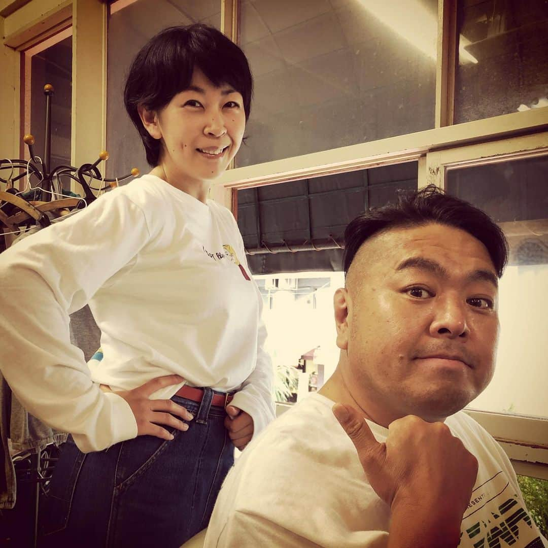 杉本知香さんのインスタグラム写真 - (杉本知香Instagram)「明日のチハラトーク楽しみ😆 20:30〜ルミネtheよしもと にて❗️ ドライヤー2秒。  剛毛癖毛のネゴちゃんのビフォアフター（笑）✂️✨ ネゴちゃんの顔面に池谷くんが入ると たけしさんになった‼️ #千原せいじ#千原兄弟#チハラトーク #ジョイマン池谷#ジョイマン #ネゴシックス #上々軍団#さわやか五郎 #ダイノジ大地#ダイノジ#吉本坂46  #グリフォン國松  #アンバランス山本#アンバランス #ドライヤー2秒」6月26日 0時23分 - sugimotoc