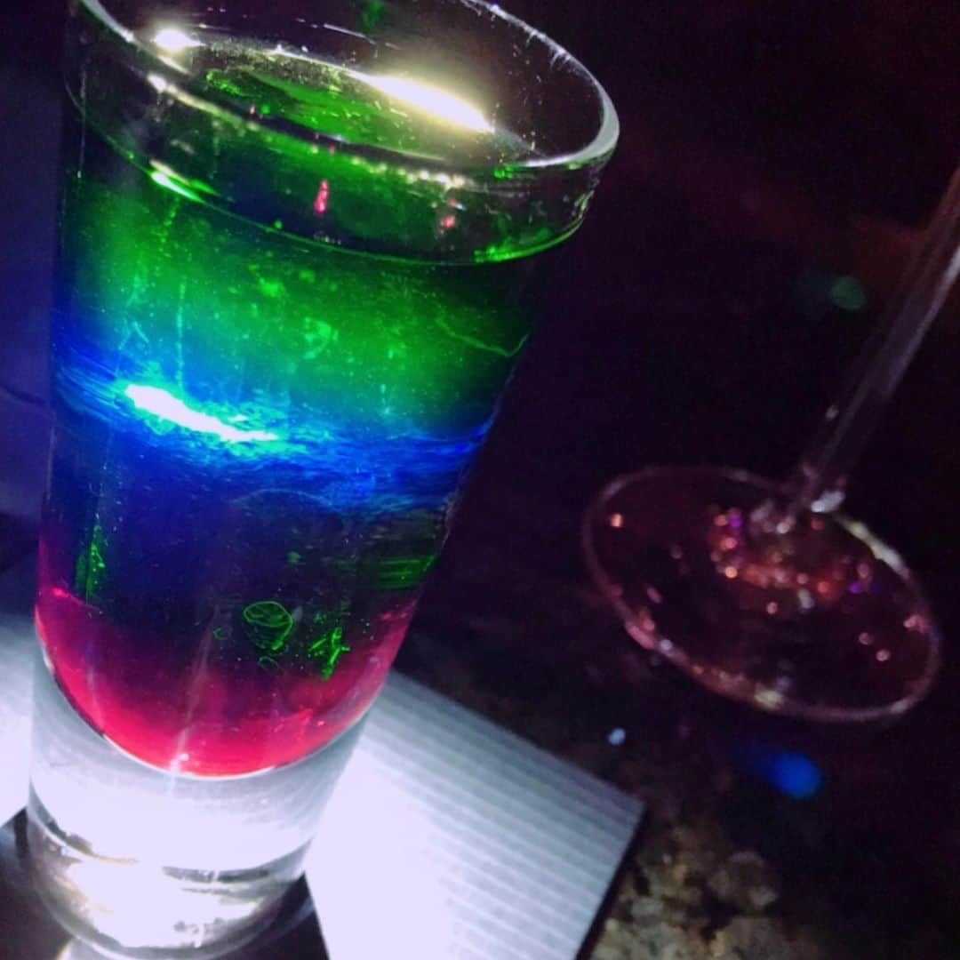 吉山りささんのインスタグラム写真 - (吉山りさInstagram)「I luv Push Coffee 🍸  #luv #poussecafe #rainbow #cocktail #bar #リキュール #liqueur #カクテル #プースカフェ #アフターミッドナイト #aftermidnight #🍸 #beautiful #love #instagood #instapic #instalike #instacocktail #midnight #lovely #happy #goodnight #freelance #freelancer  #スケルトン #幸せ 見るためのカクテルかもしれないけど私はいつも飲む🍸というか飲みHOSU😎✨ #delicious」6月26日 0時23分 - oreorerisa